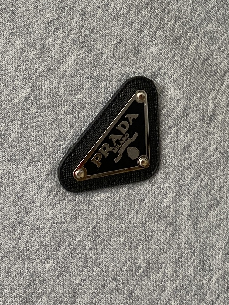 普拉达、2025新品卫衣外套，帅气时尚，胸前五金装饰三角标logo，简约百搭款。面料棉 不仅挺括，保持潮