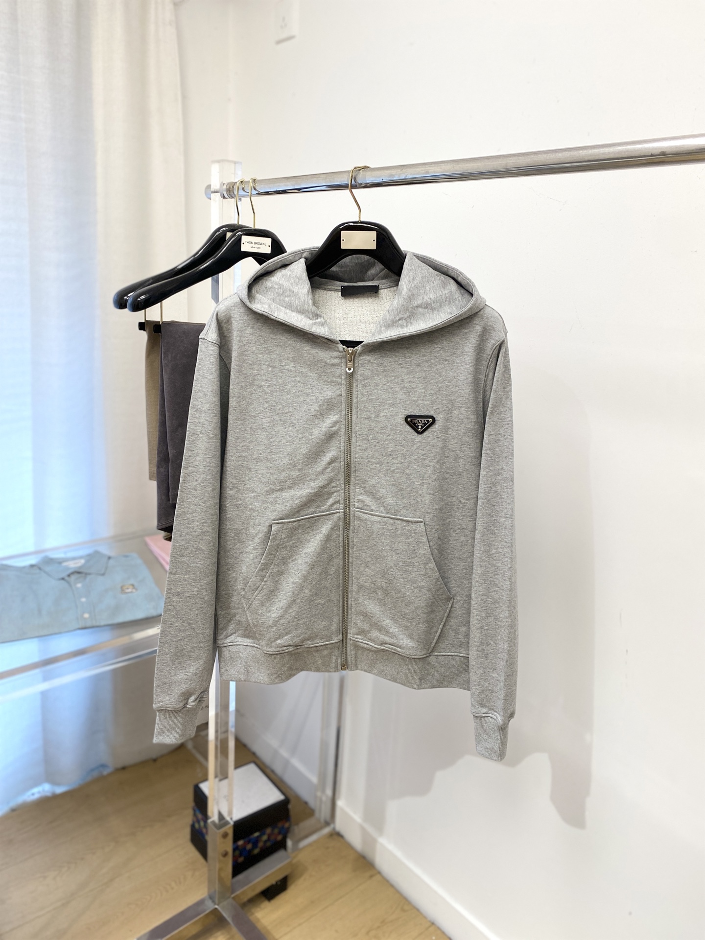 普拉达、2025新品卫衣外套，帅气时尚，胸前五金装饰三角标logo，简约百搭款。面料棉 不仅挺括，保持潮