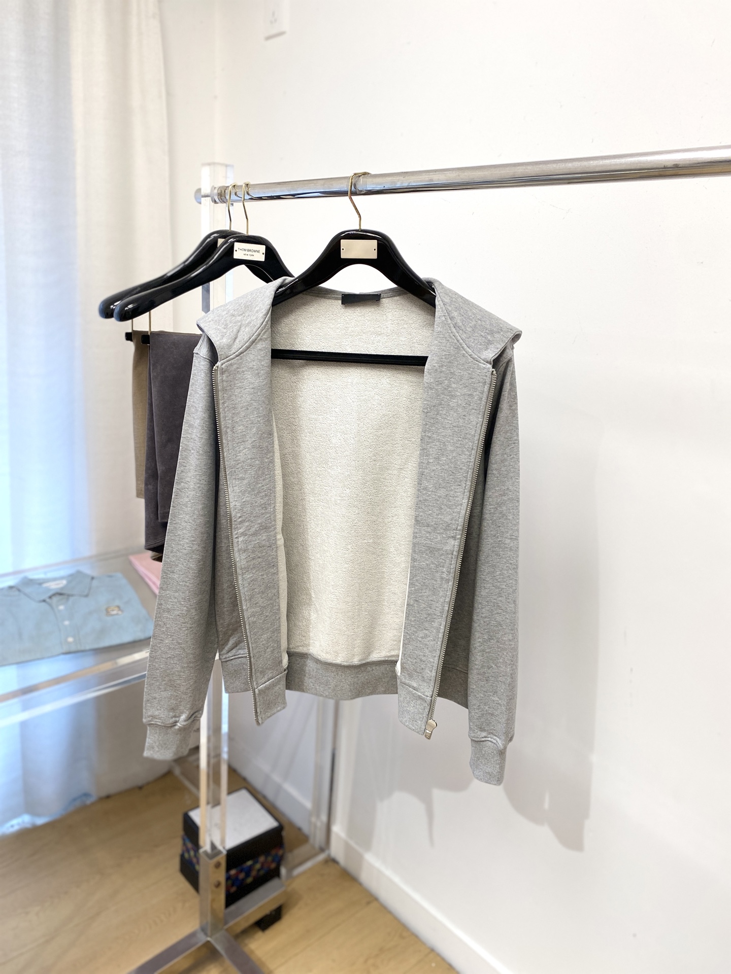 普拉达、2025新品卫衣外套，帅气时尚，胸前五金装饰三角标logo，简约百搭款。面料棉 不仅挺括，保持潮