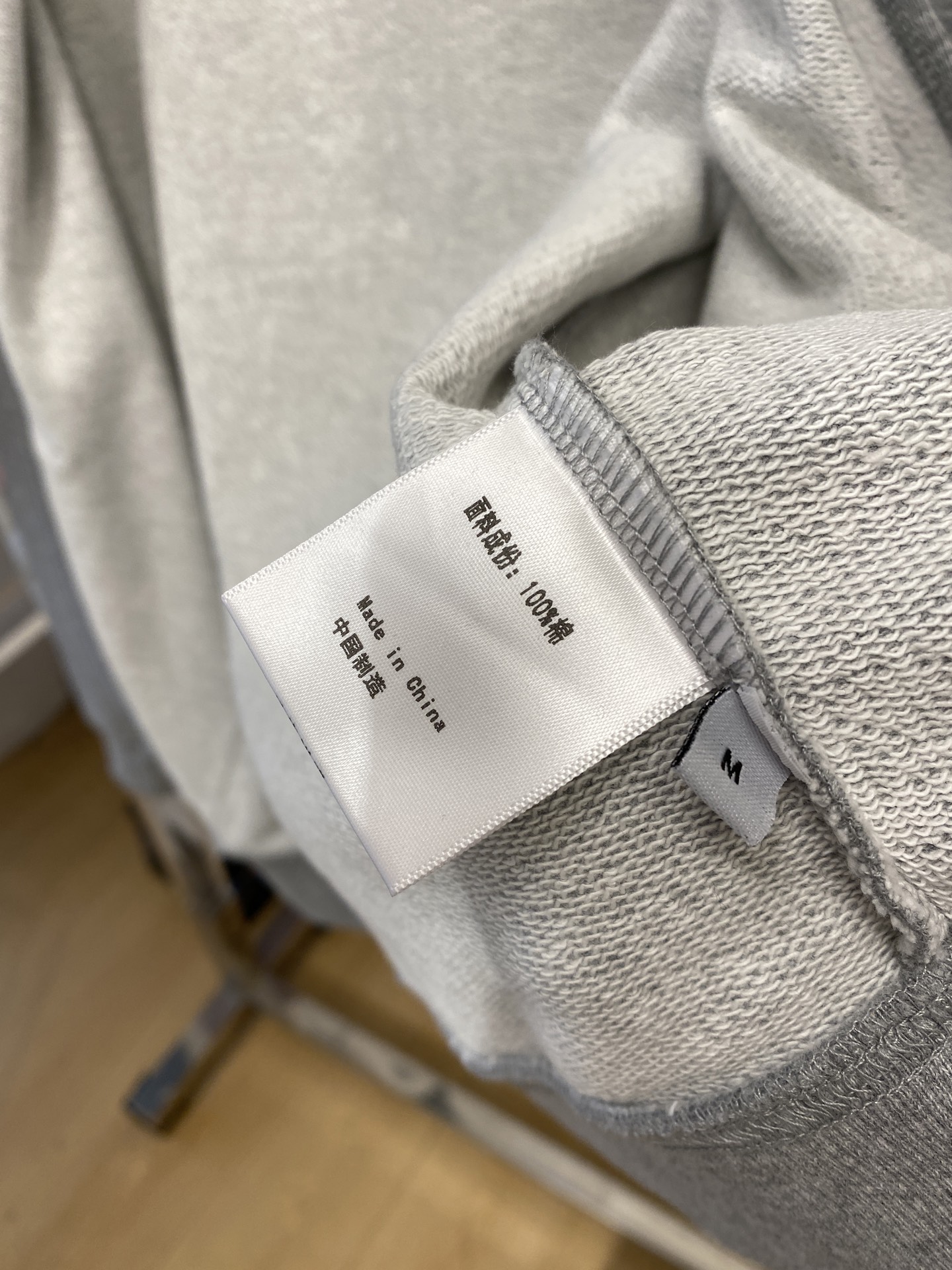 普拉达、2025新品卫衣外套，帅气时尚，胸前五金装饰三角标logo，简约百搭款。面料棉 不仅挺括，保持潮