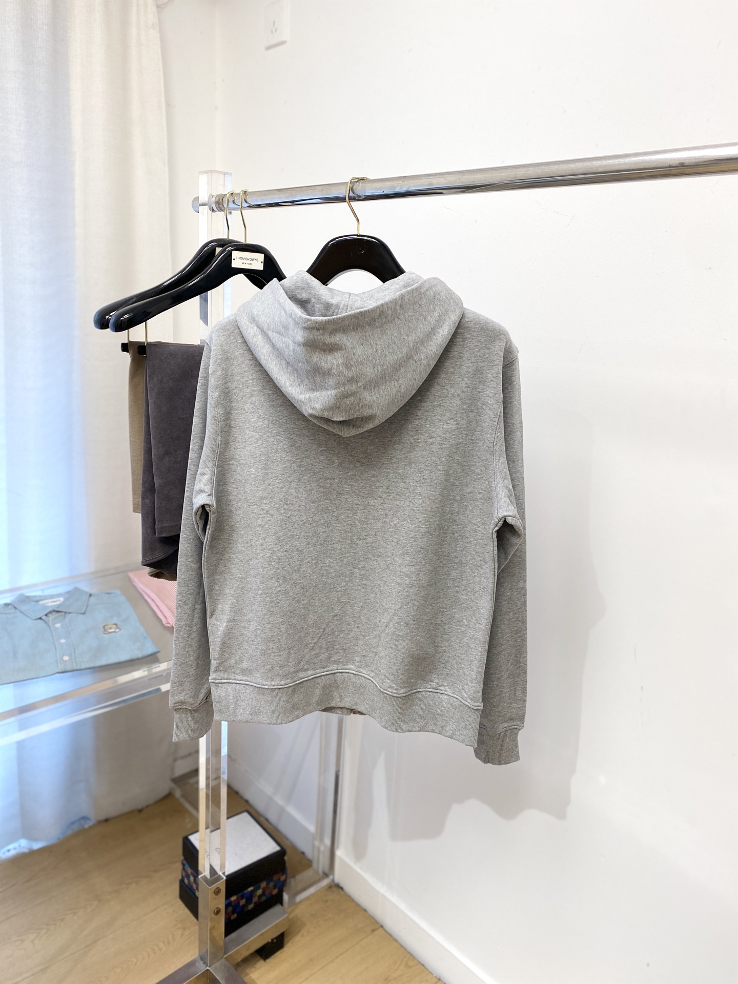 普拉达、2025新品卫衣外套，帅气时尚，胸前五金装饰三角标logo，简约百搭款。面料棉 不仅挺括，保持潮