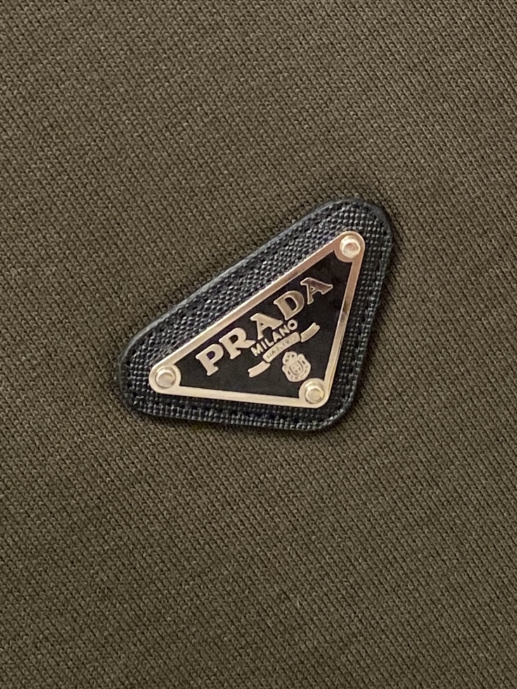 普拉达、2025新品卫衣外套，帅气时尚，胸前五金装饰三角标logo，简约百搭款。面料棉 不仅挺括，保持潮