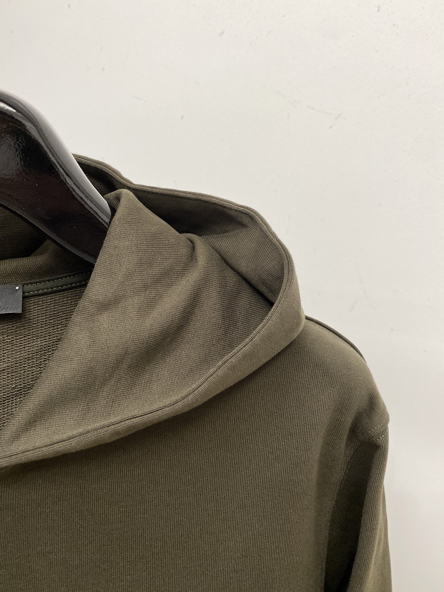 普拉达、2025新品卫衣外套，帅气时尚，胸前五金装饰三角标logo，简约百搭款。面料棉 不仅挺括，保持潮