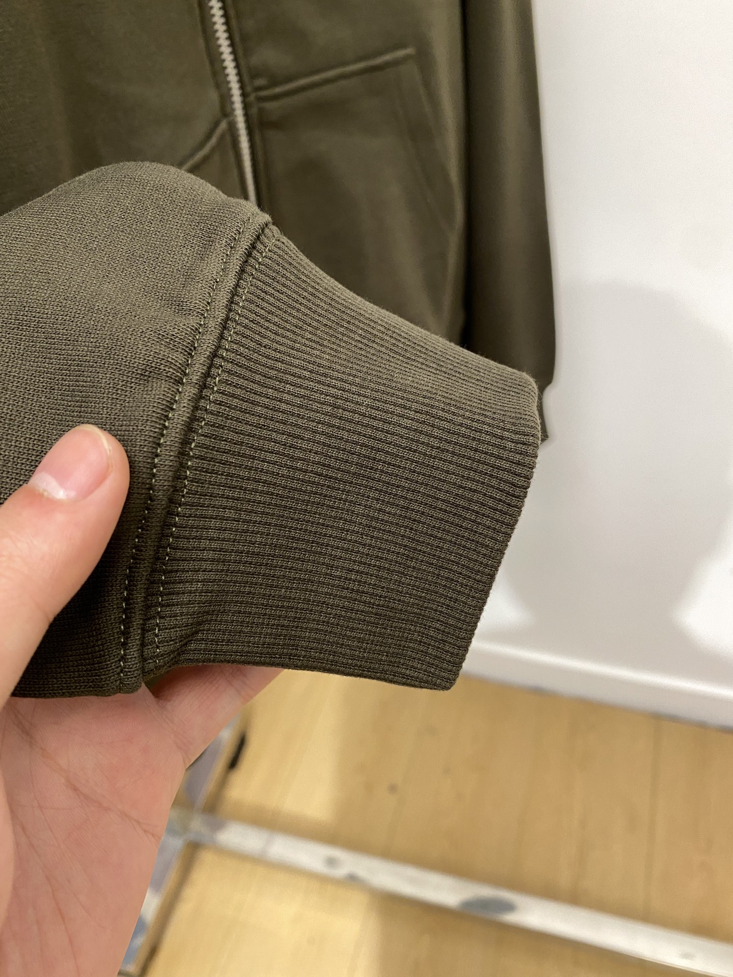 普拉达、2025新品卫衣外套，帅气时尚，胸前五金装饰三角标logo，简约百搭款。面料棉 不仅挺括，保持潮