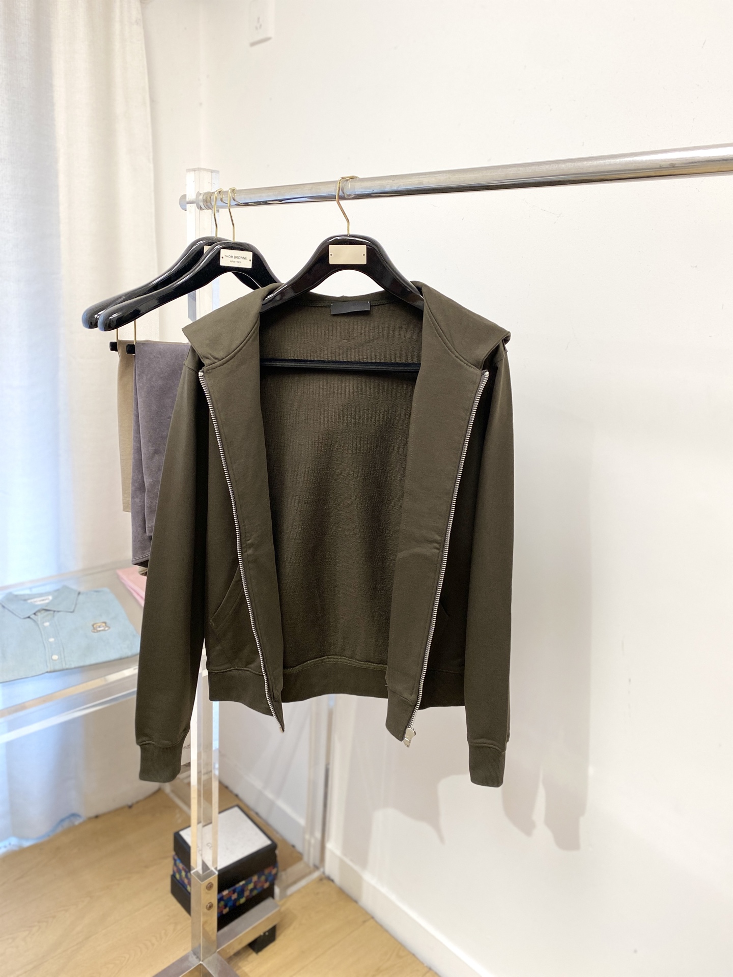 普拉达、2025新品卫衣外套，帅气时尚，胸前五金装饰三角标logo，简约百搭款。面料棉 不仅挺括，保持潮