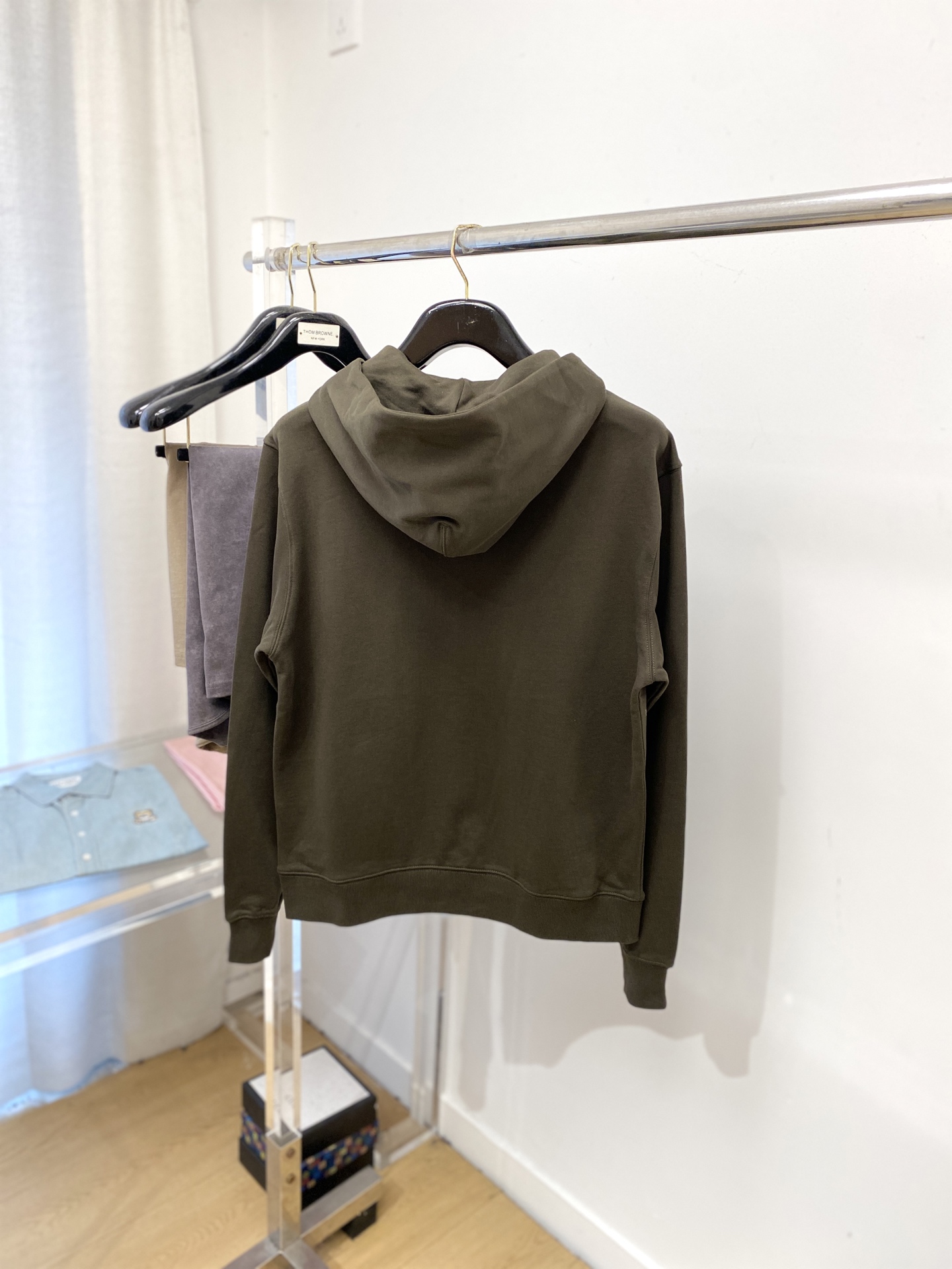 普拉达、2025新品卫衣外套，帅气时尚，胸前五金装饰三角标logo，简约百搭款。面料棉 不仅挺括，保持潮