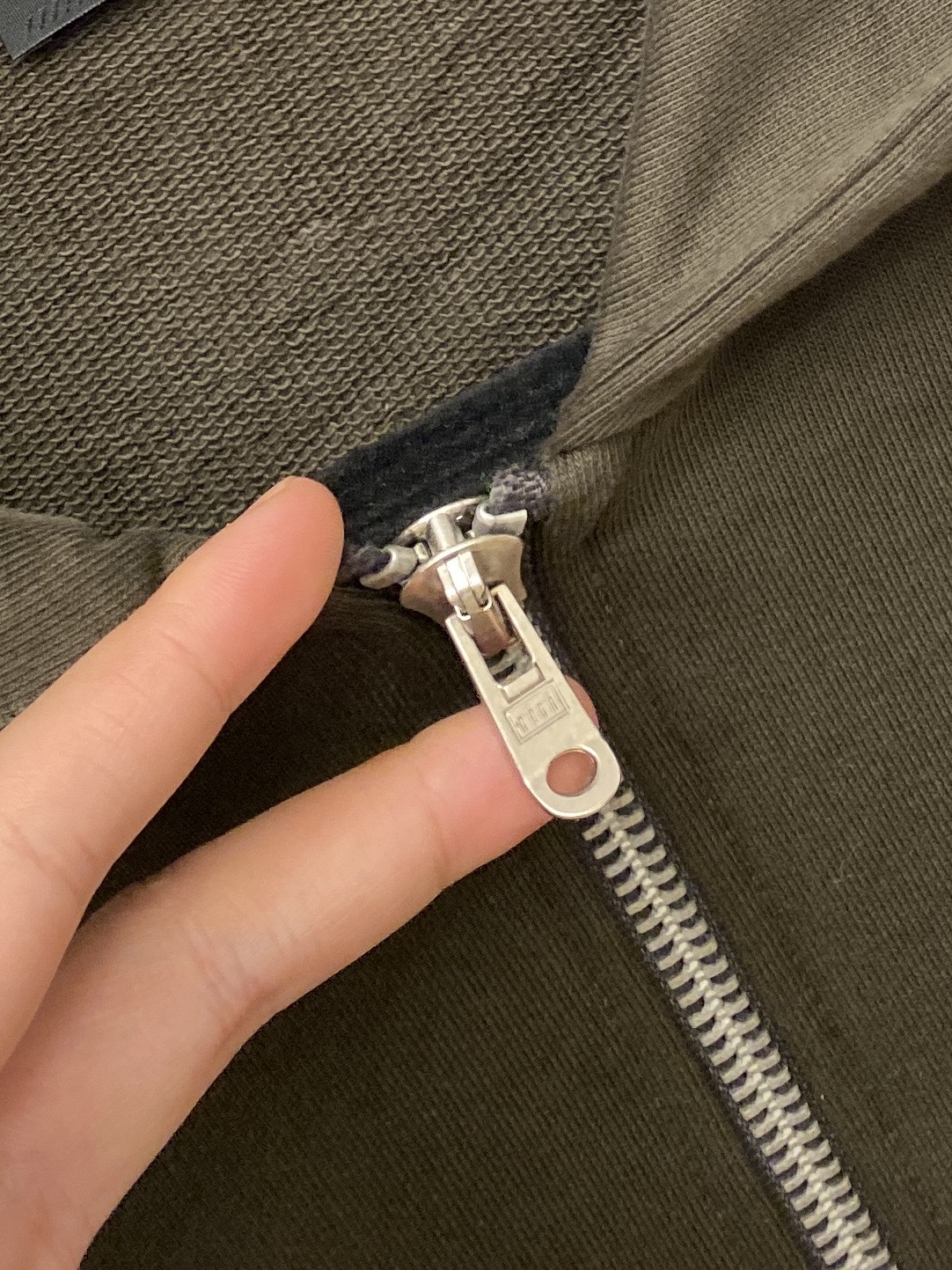 普拉达、2025新品卫衣外套，帅气时尚，胸前五金装饰三角标logo，简约百搭款。面料棉 不仅挺括，保持潮