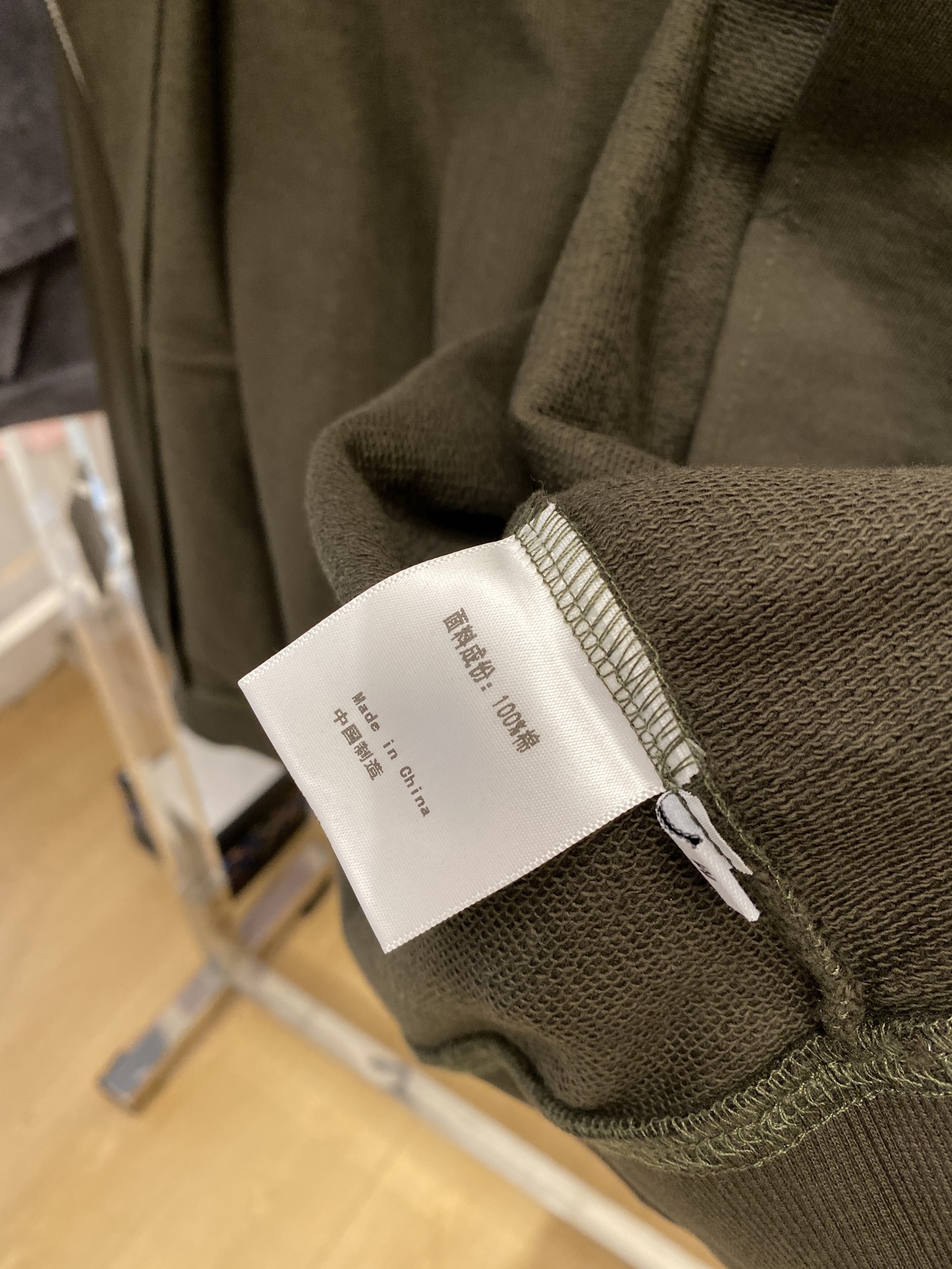 普拉达、2025新品卫衣外套，帅气时尚，胸前五金装饰三角标logo，简约百搭款。面料棉 不仅挺括，保持潮