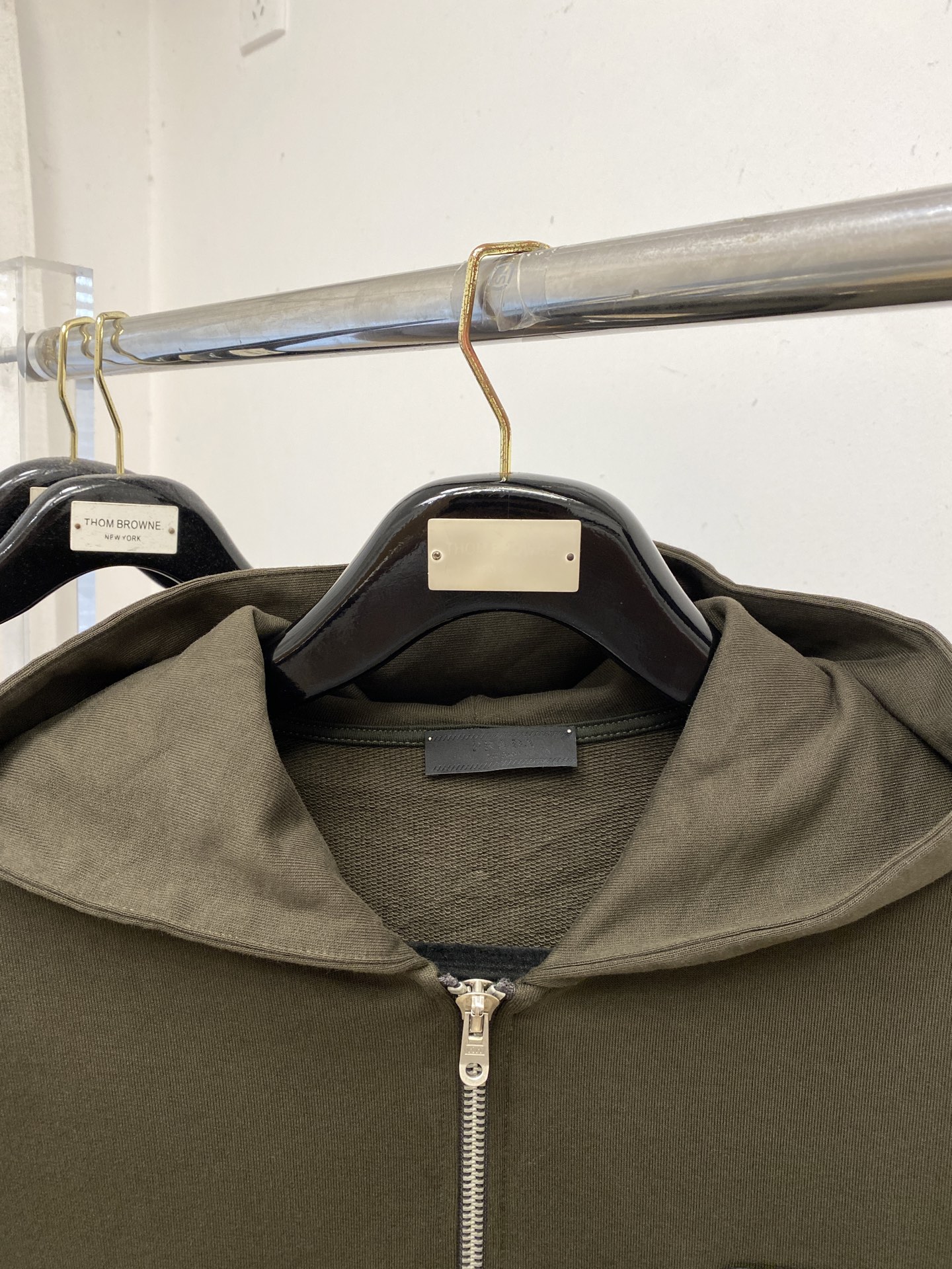 普拉达、2025新品卫衣外套，帅气时尚，胸前五金装饰三角标logo，简约百搭款。面料棉 不仅挺括，保持潮