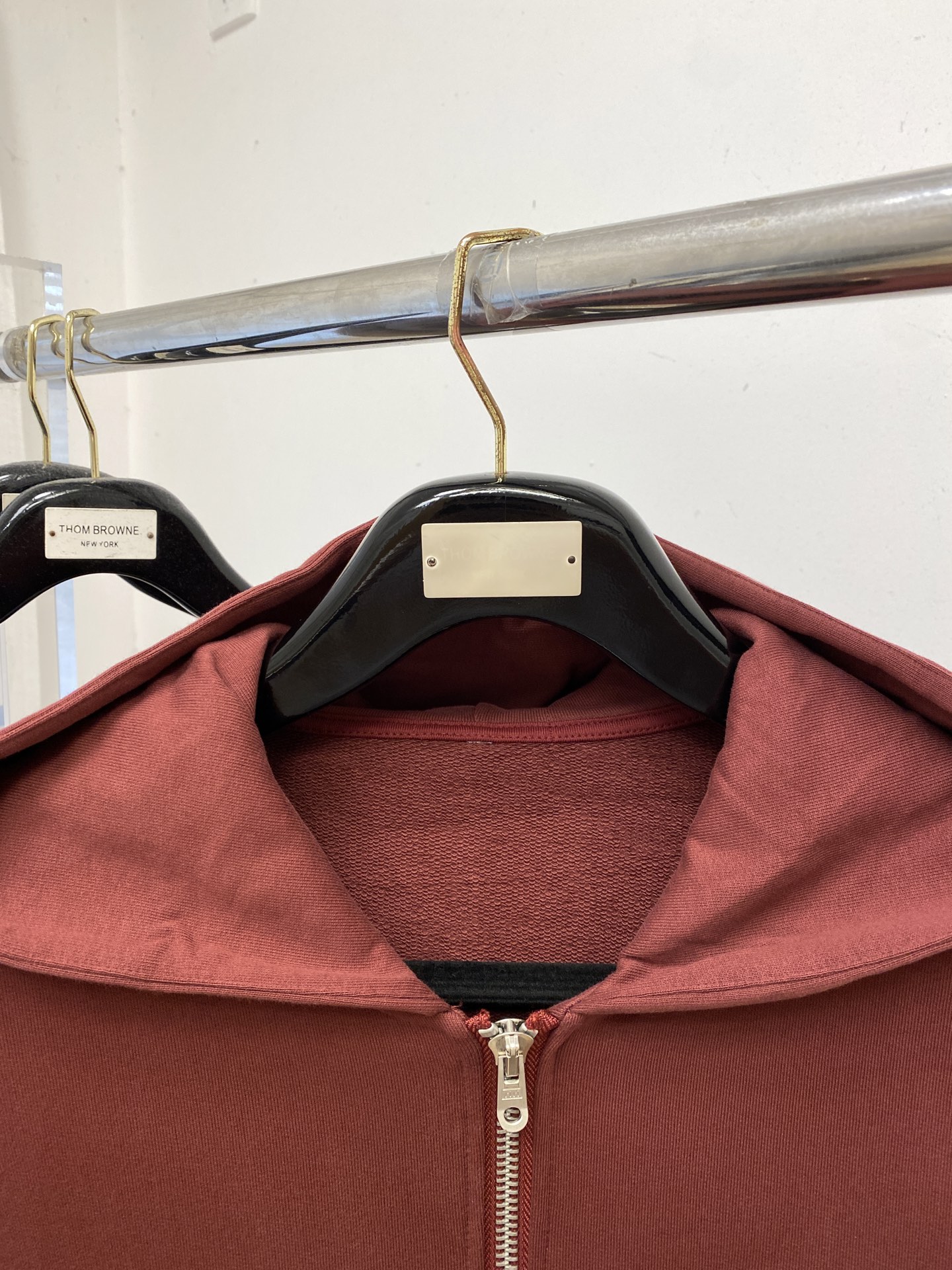 普拉达、2025新品卫衣外套，帅气时尚，胸前五金装饰三角标logo，简约百搭款。面料棉 不仅挺括，保持潮