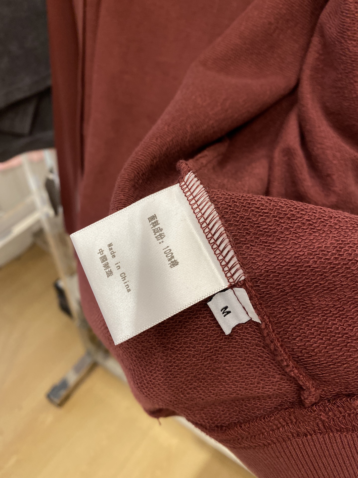 普拉达、2025新品卫衣外套，帅气时尚，胸前五金装饰三角标logo，简约百搭款。面料棉 不仅挺括，保持潮