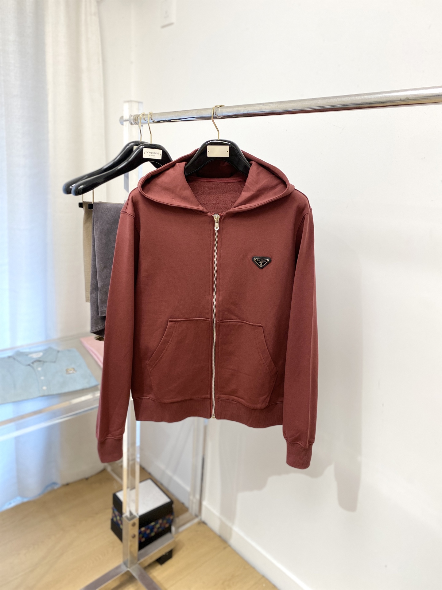 普拉达、2025新品卫衣外套，帅气时尚，胸前五金装饰三角标logo，简约百搭款。面料棉 不仅挺括，保持潮