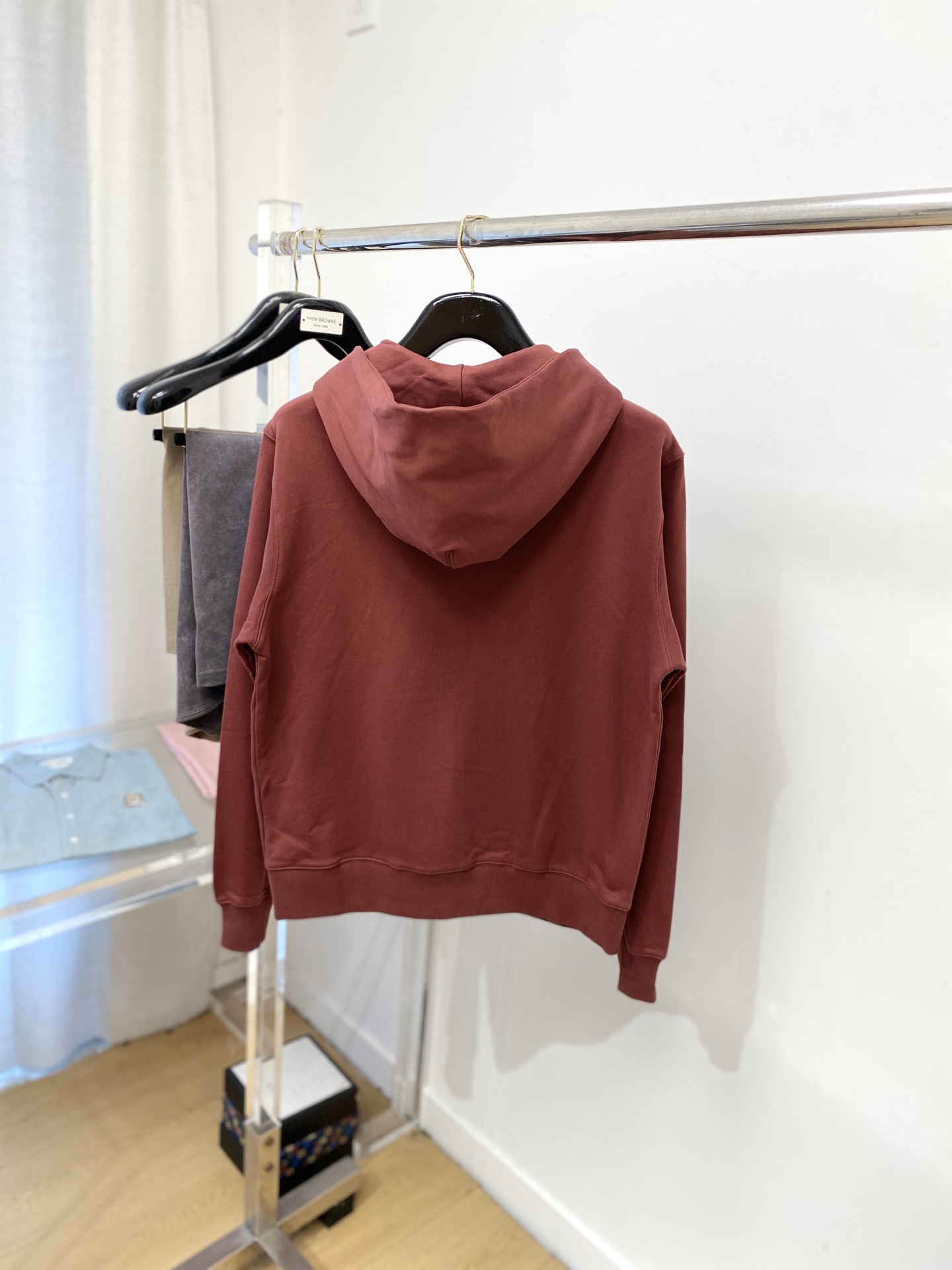 普拉达、2025新品卫衣外套，帅气时尚，胸前五金装饰三角标logo，简约百搭款。面料棉 不仅挺括，保持潮