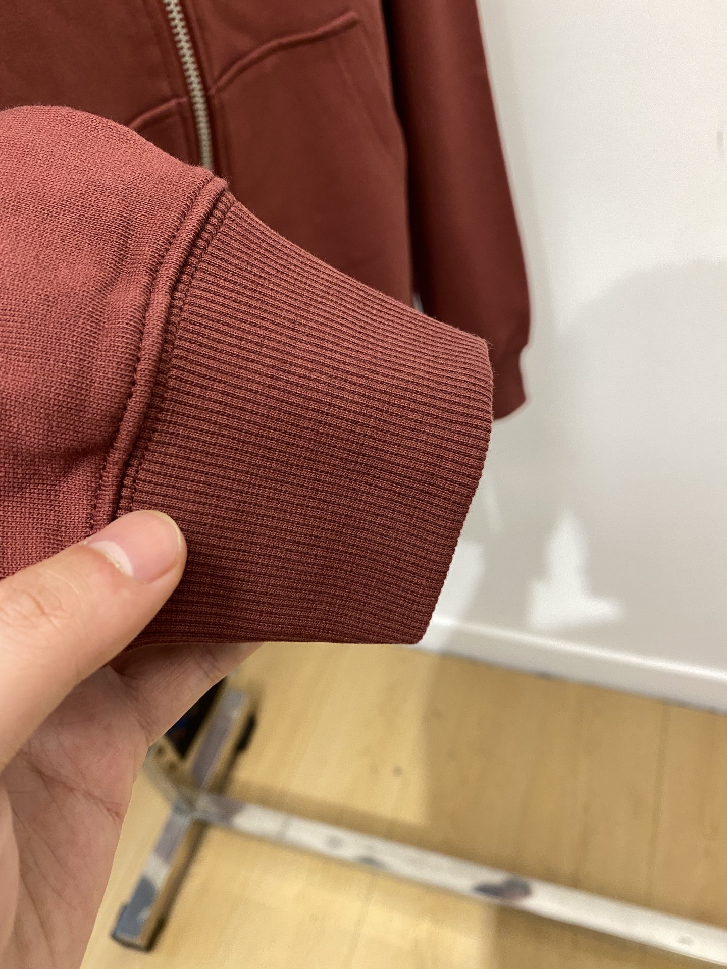 普拉达、2025新品卫衣外套，帅气时尚，胸前五金装饰三角标logo，简约百搭款。面料棉 不仅挺括，保持潮