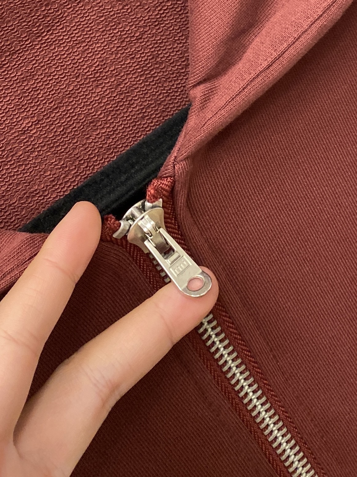 普拉达、2025新品卫衣外套，帅气时尚，胸前五金装饰三角标logo，简约百搭款。面料棉 不仅挺括，保持潮