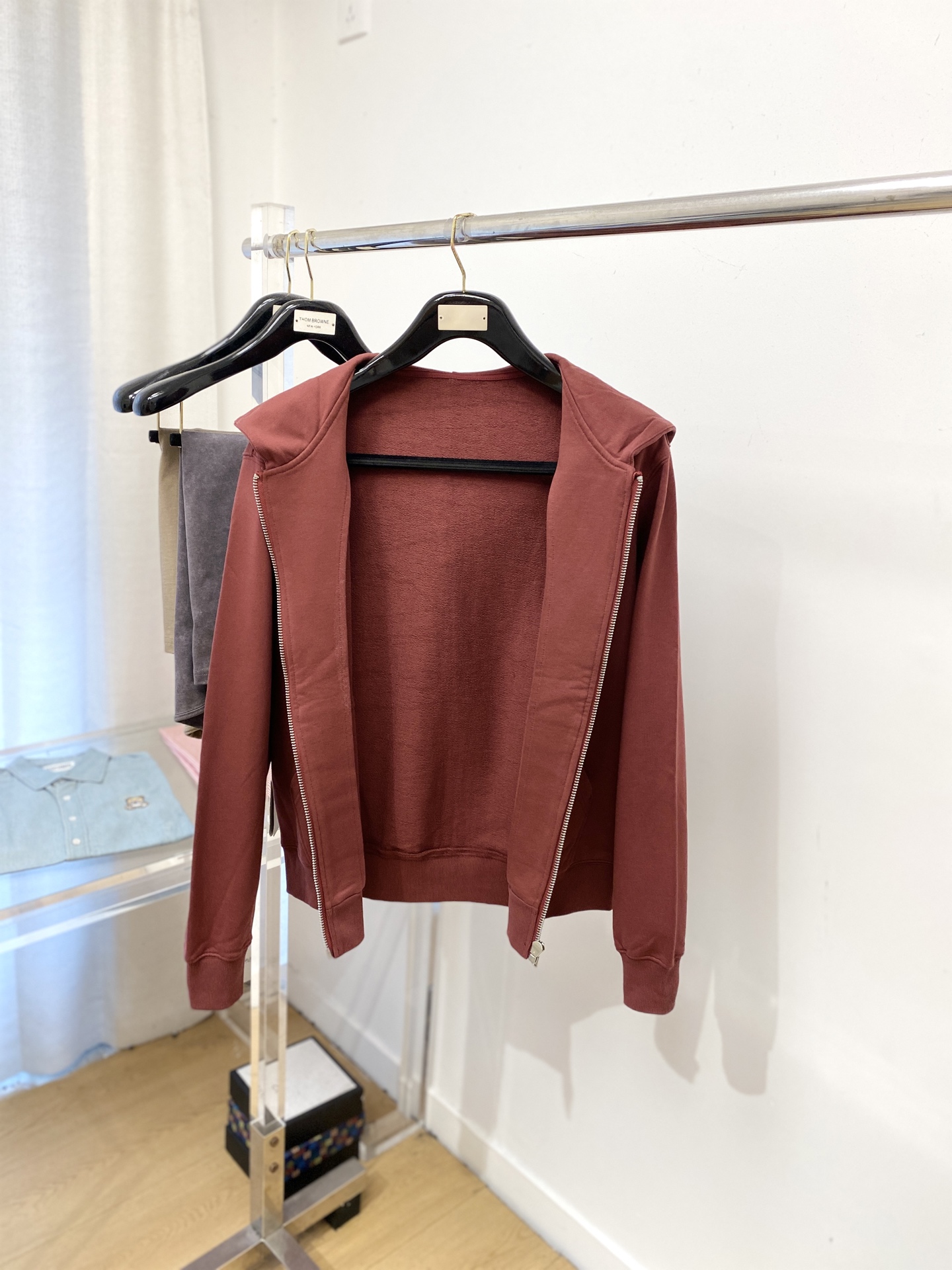 普拉达、2025新品卫衣外套，帅气时尚，胸前五金装饰三角标logo，简约百搭款。面料棉 不仅挺括，保持潮