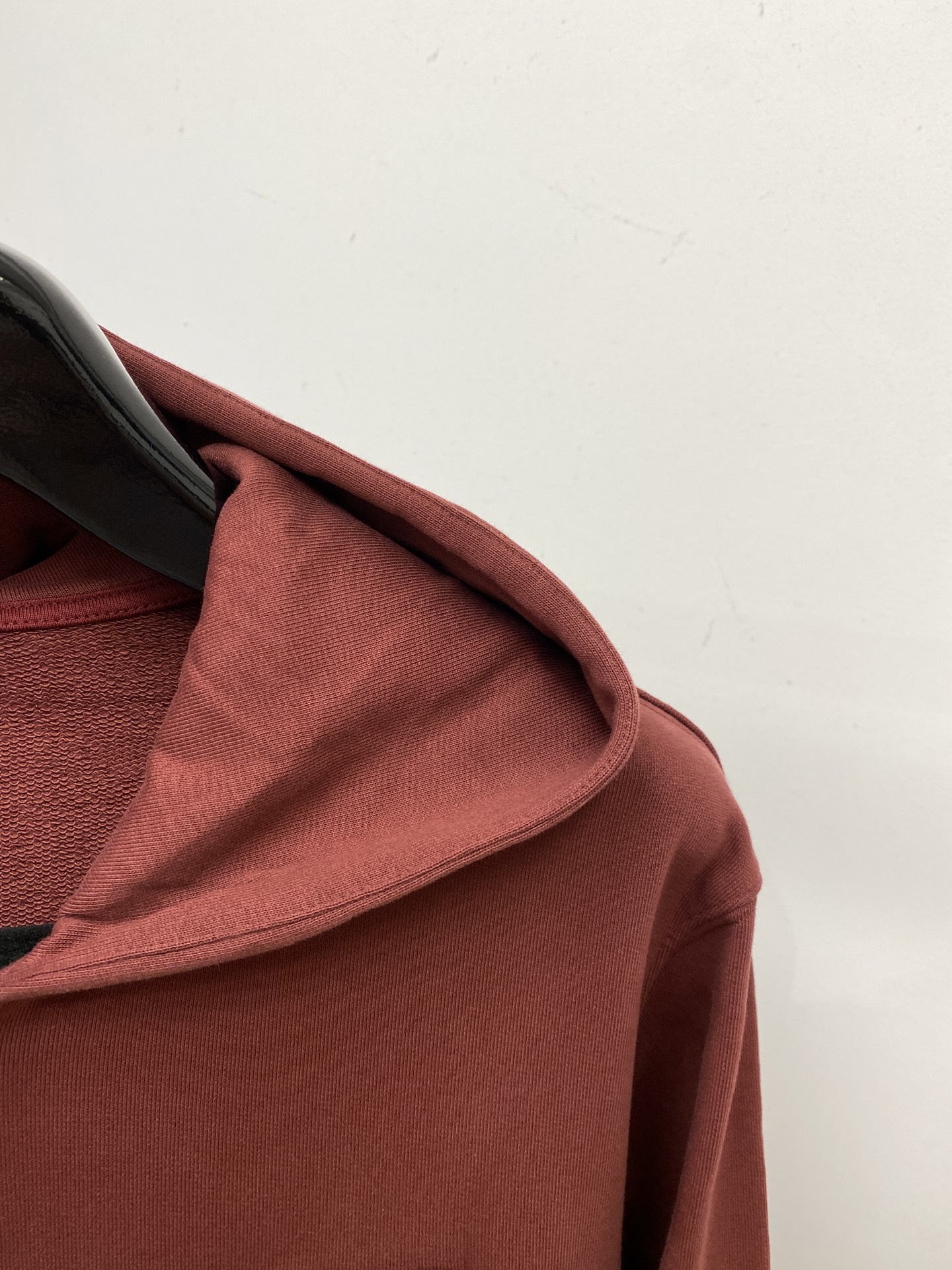 普拉达、2025新品卫衣外套，帅气时尚，胸前五金装饰三角标logo，简约百搭款。面料棉 不仅挺括，保持潮