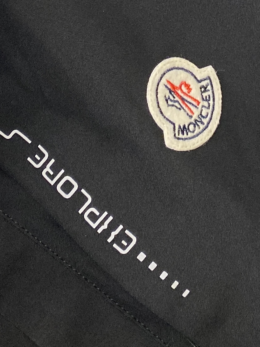 蒙口2025新品夹克外套，时尚帅气，简约百搭款，胸前刺绣装饰图案ogo，定制原版面料，不仅挺括，保持潮流