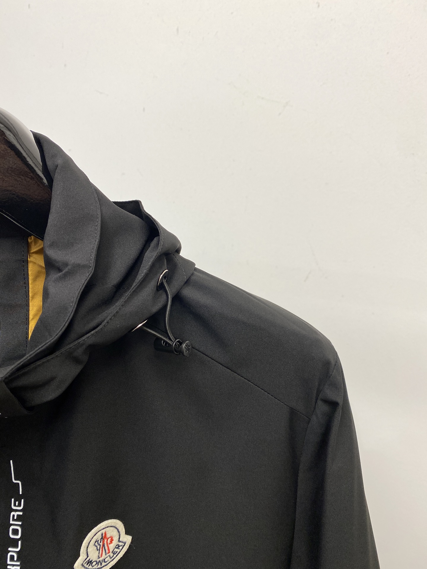 蒙口2025新品夹克外套，时尚帅气，简约百搭款，胸前刺绣装饰图案ogo，定制原版面料，不仅挺括，保持潮流