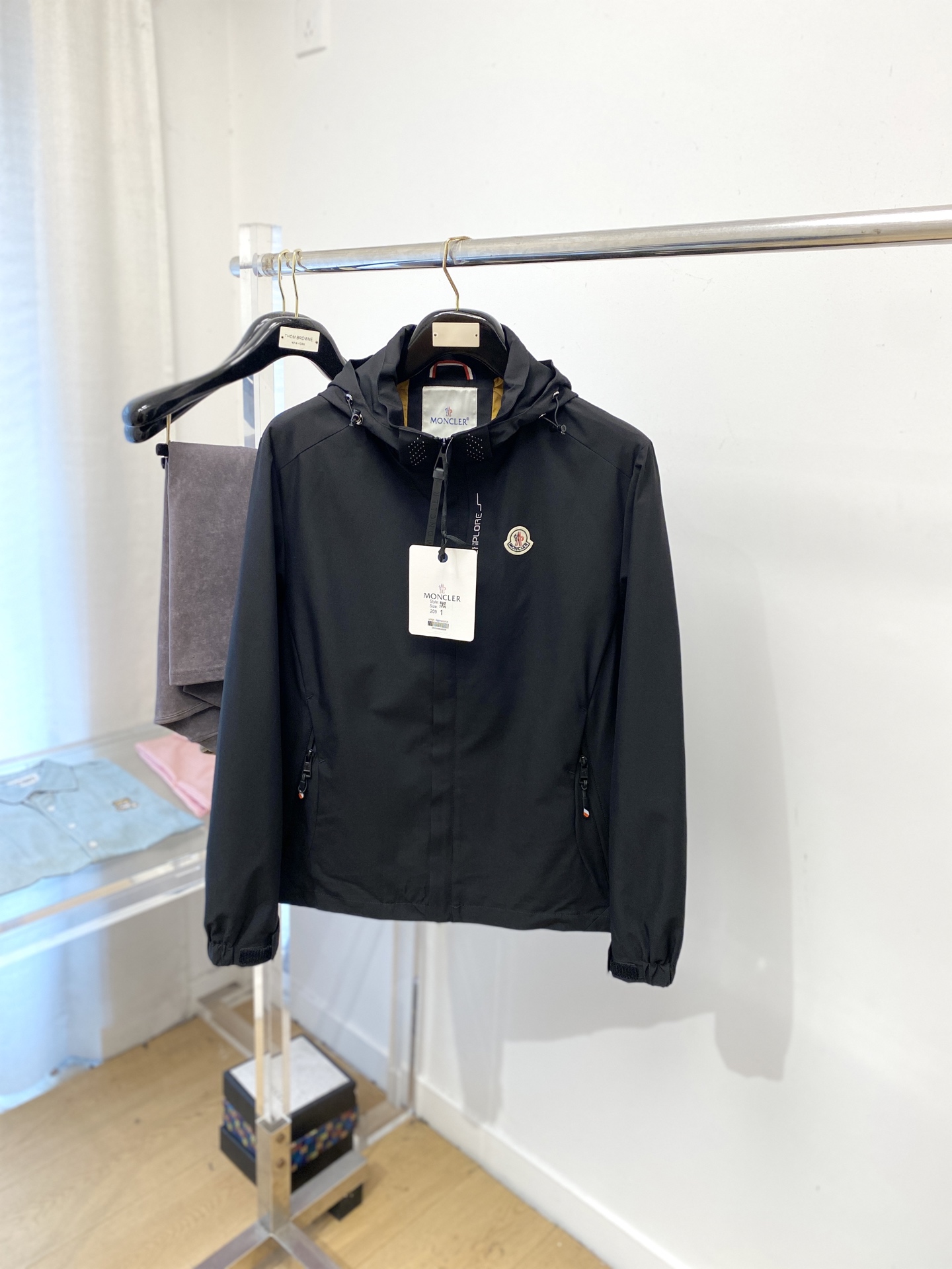 NO:595090,Mengkou 2025 new jacket, fashionable and handsome, simple and versatile, embroidered decorative pattern ogo on the chest, customized original fabric, not only stiff, maintaining the trendy silhouette, but also comfortable to wear, the yarn is more delicate, code size 1-5,,Moncler,jackets & coats,jackets & coats,alexander wang19860909蒙口2025新品夹克外套,时尚帅气,简约百搭款,胸前刺绣装饰图案ogo,定制原版面料,不仅挺括,保持潮流的廓形,又穿着舒适,纱织更细腻,码数1-5码,,Moncler,jackets & coats,jackets & coats,alexander wang,Men's clothing