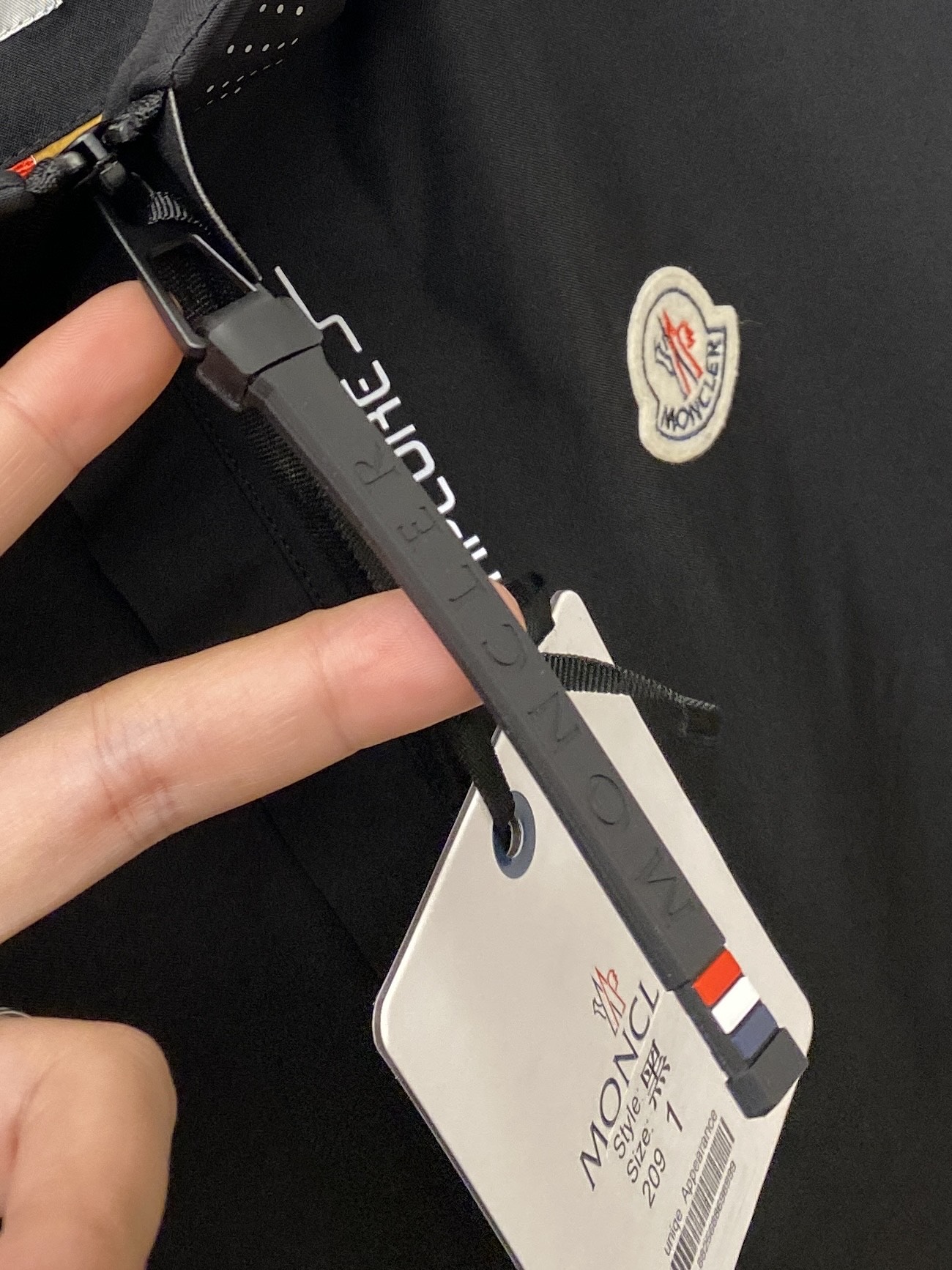 蒙口2025新品夹克外套，时尚帅气，简约百搭款，胸前刺绣装饰图案ogo，定制原版面料，不仅挺括，保持潮流