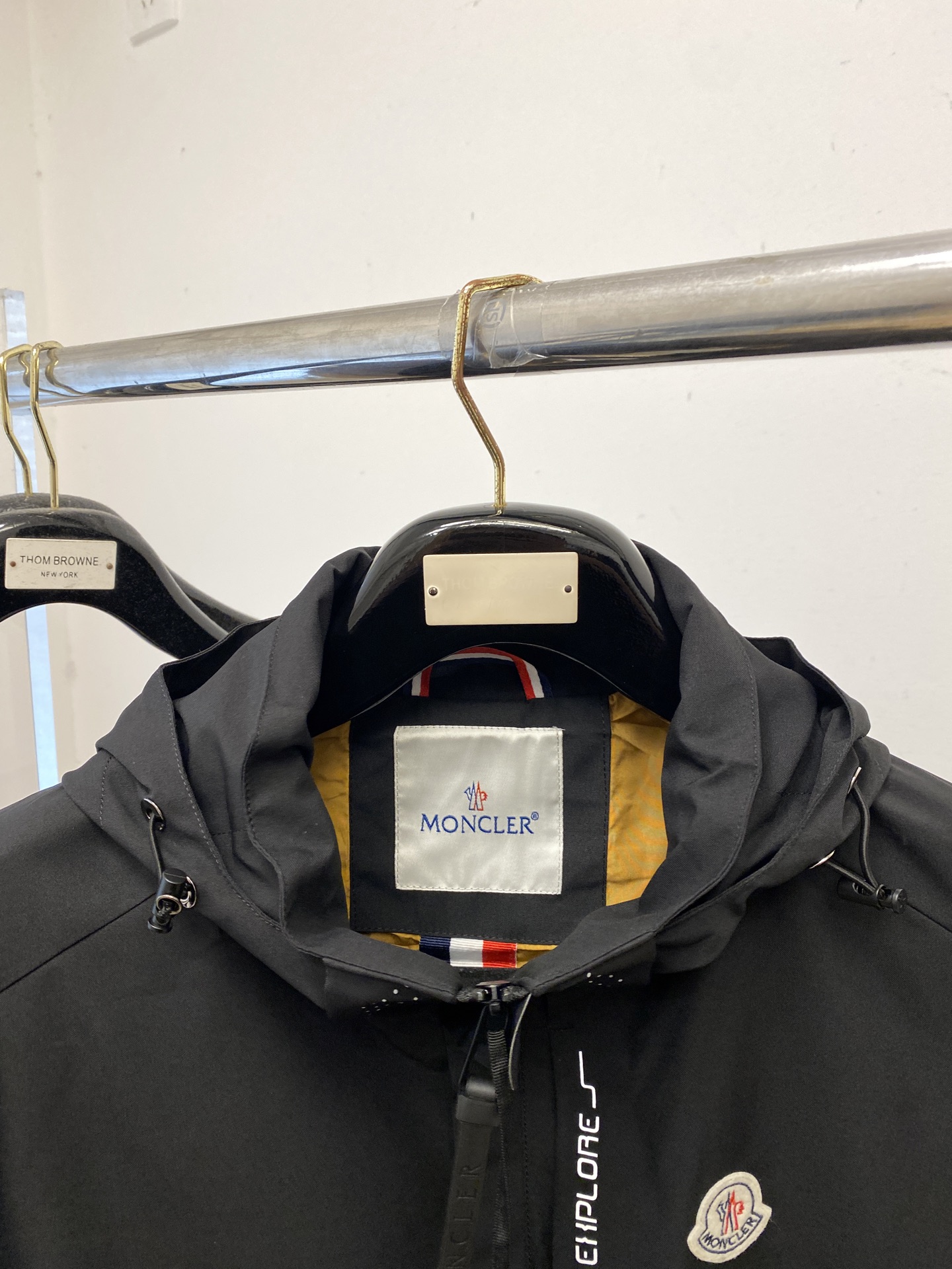 蒙口2025新品夹克外套，时尚帅气，简约百搭款，胸前刺绣装饰图案ogo，定制原版面料，不仅挺括，保持潮流