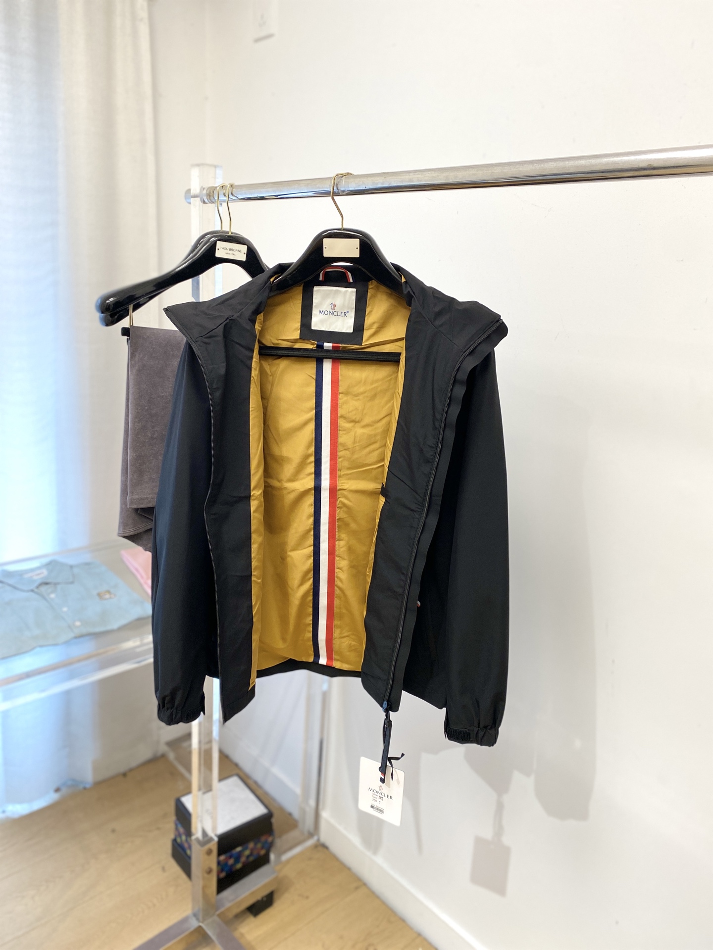 蒙口2025新品夹克外套，时尚帅气，简约百搭款，胸前刺绣装饰图案ogo，定制原版面料，不仅挺括，保持潮流