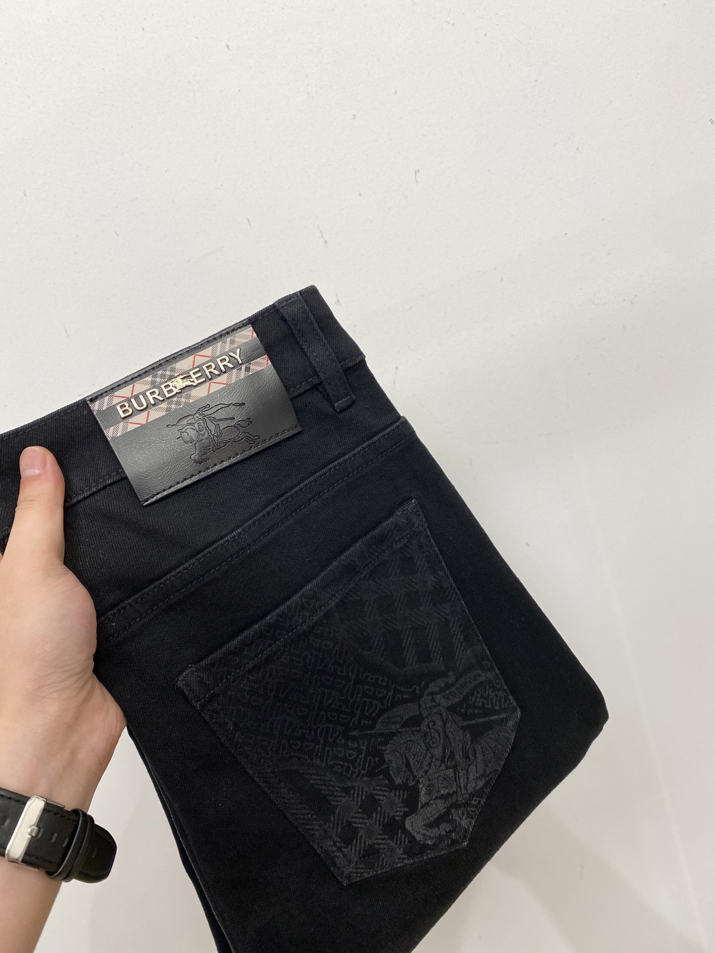 NO:691468,Burberry, 2025 latest products, available at counters simultaneously, original goods, washed casual jeans, imported original washed stretch fabrics, comfortable and elastic, original hardware accessories decorated with logo, super correct version, extremely high grade, counter quality, fashionable and stylish upper body, code number 29-38,, burberry, jeans,19860909巴宝莉、 2025最新品,专柜同步有售,原单狠货,水洗休闲牛仔裤,进口原版水洗弹力面料,舒适有弹性,原版五金辅料装饰logo,版型超正,档次极高,专柜品质,上身时尚有型,码数29-38,,burberry,jeans,,Men's clothing