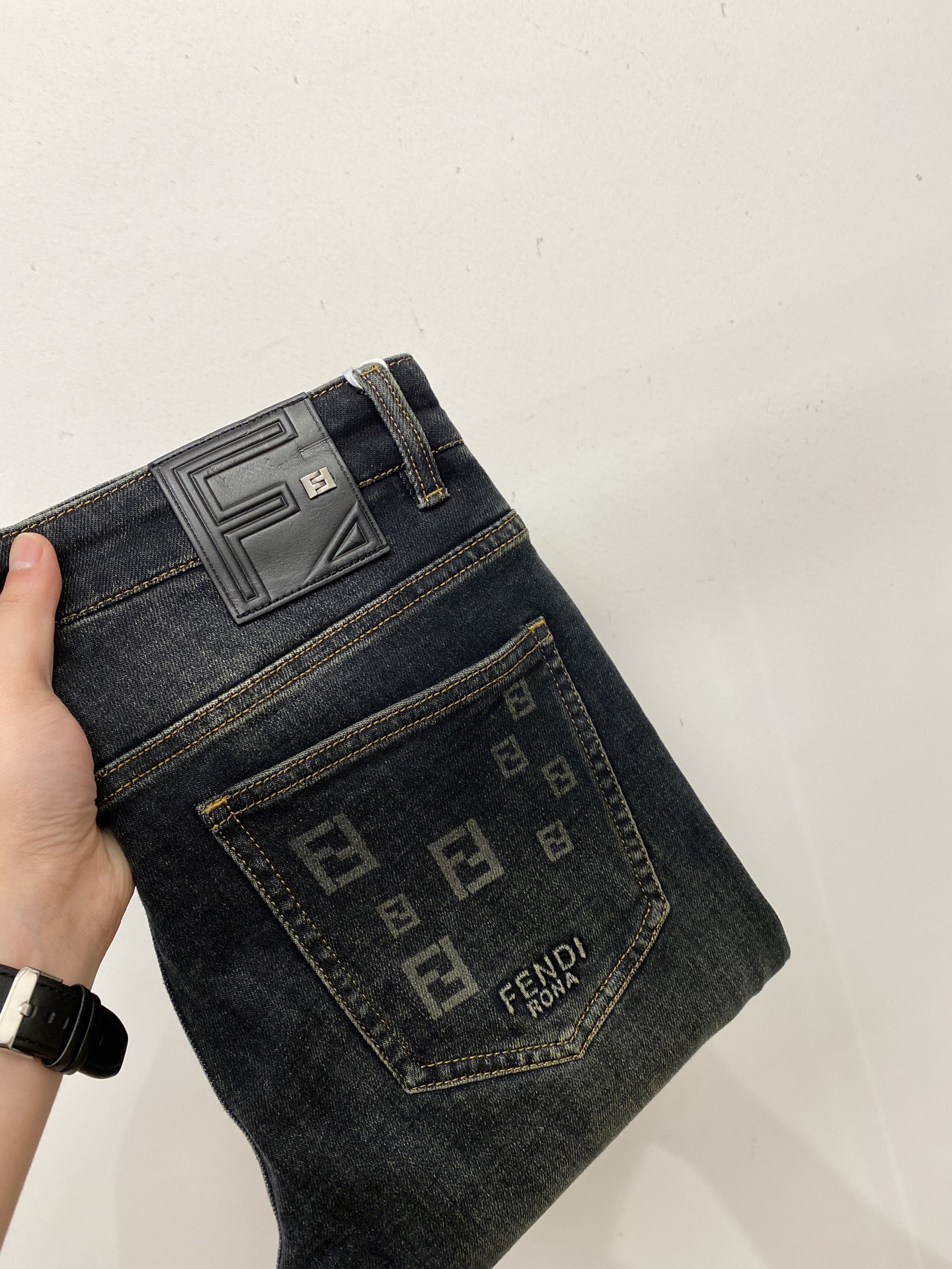 NO:691471,Fendi, 2025 latest products, available at counters simultaneously, original goods, washed casual jeans, imported original washed stretch fabric, comfortable and elastic, original hardware accessories decorated with logo, super correct version, extremely high grade, counter quality, fashionable and stylish upper body, code number 29-38,,fendi,jeans,19860909芬迪、 2025最新品,专柜同步有售,原单狠货,水洗休闲牛仔裤,进口原版水洗弹力面料,舒适有弹性,原版五金辅料装饰logo,版型超正,档次极高,专柜品质,上身时尚有型,码数29-38,,fendi,jeans,,Men's clothing