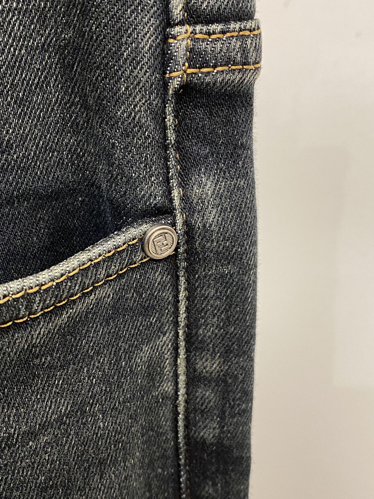 支持年后退换！ 芬迪、 2025最新品，专柜同步有售，原单狠货，水洗休闲牛仔裤，进口原版水洗弹力面料，舒