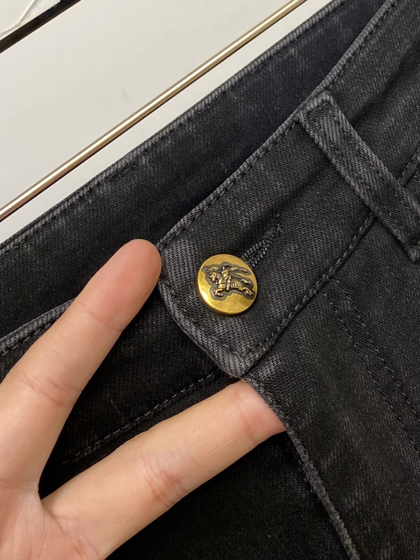 支持年后退换！ 巴宝莉、 2025最新品，专柜同步有售，原单狠货，水洗休闲牛仔裤，进口原版水洗弹力面料，