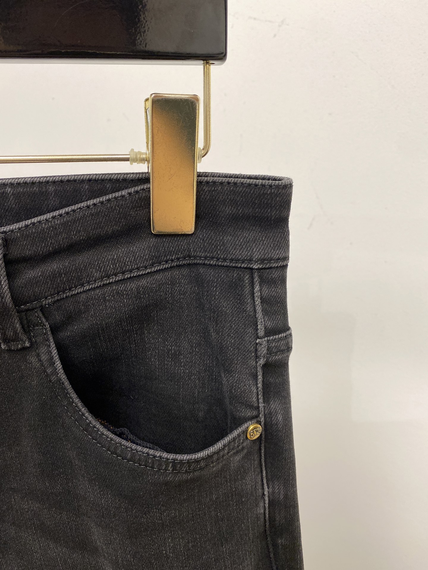 支持年后退换！ 巴宝莉、 2025最新品，专柜同步有售，原单狠货，水洗休闲牛仔裤，进口原版水洗弹力面料，