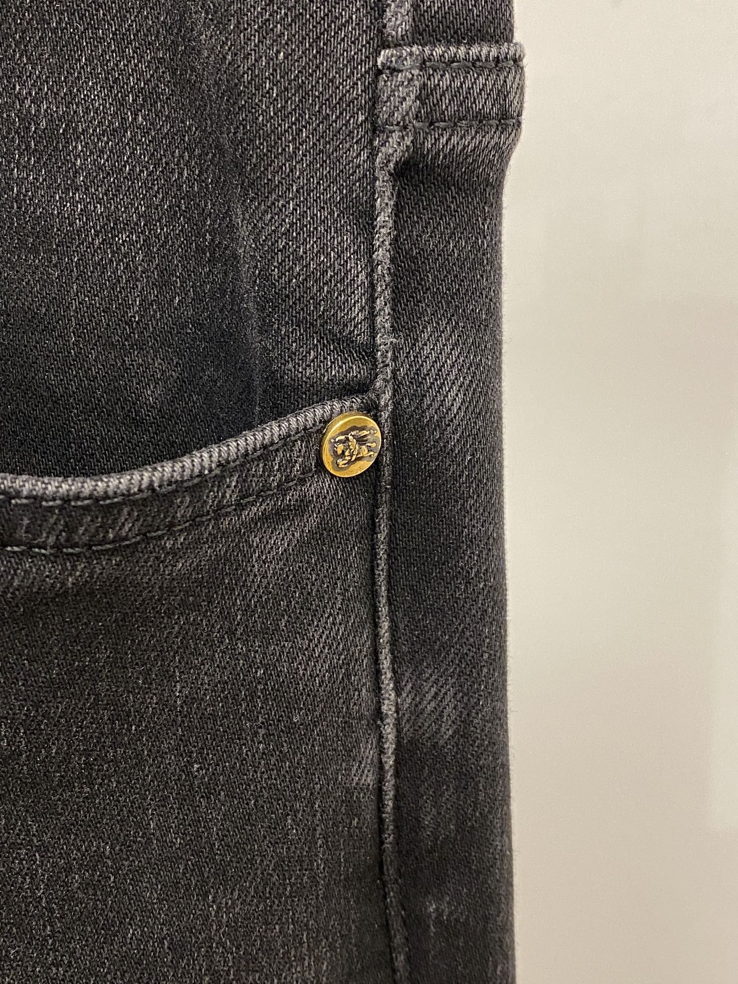 支持年后退换！ 巴宝莉、 2025最新品，专柜同步有售，原单狠货，水洗休闲牛仔裤，进口原版水洗弹力面料，