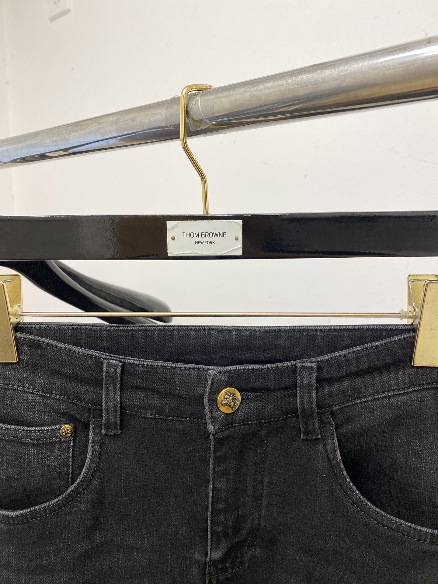 支持年后退换！ 巴宝莉、 2025最新品，专柜同步有售，原单狠货，水洗休闲牛仔裤，进口原版水洗弹力面料，