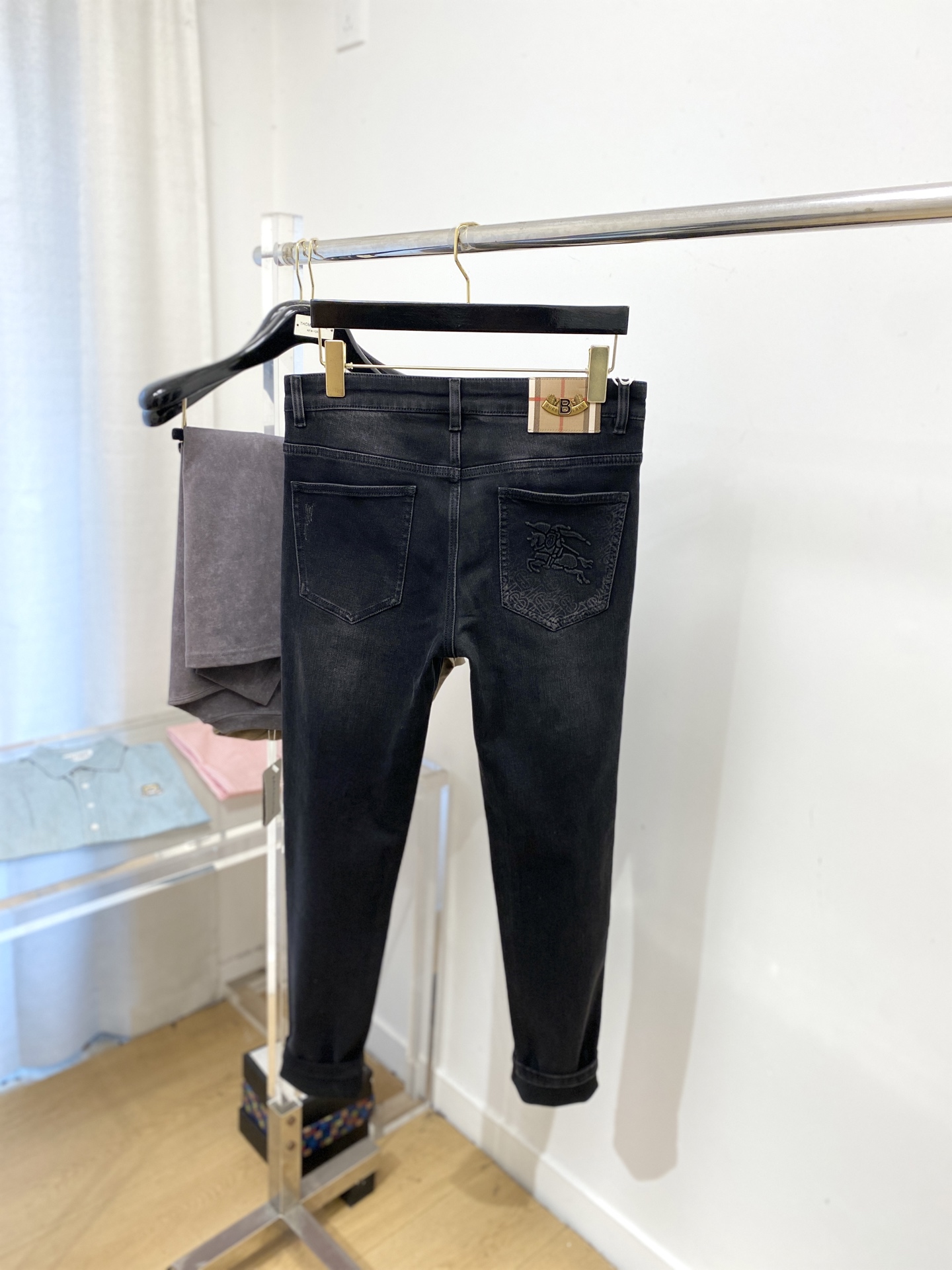 支持年后退换！ 巴宝莉、 2025最新品，专柜同步有售，原单狠货，水洗休闲牛仔裤，进口原版水洗弹力面料，