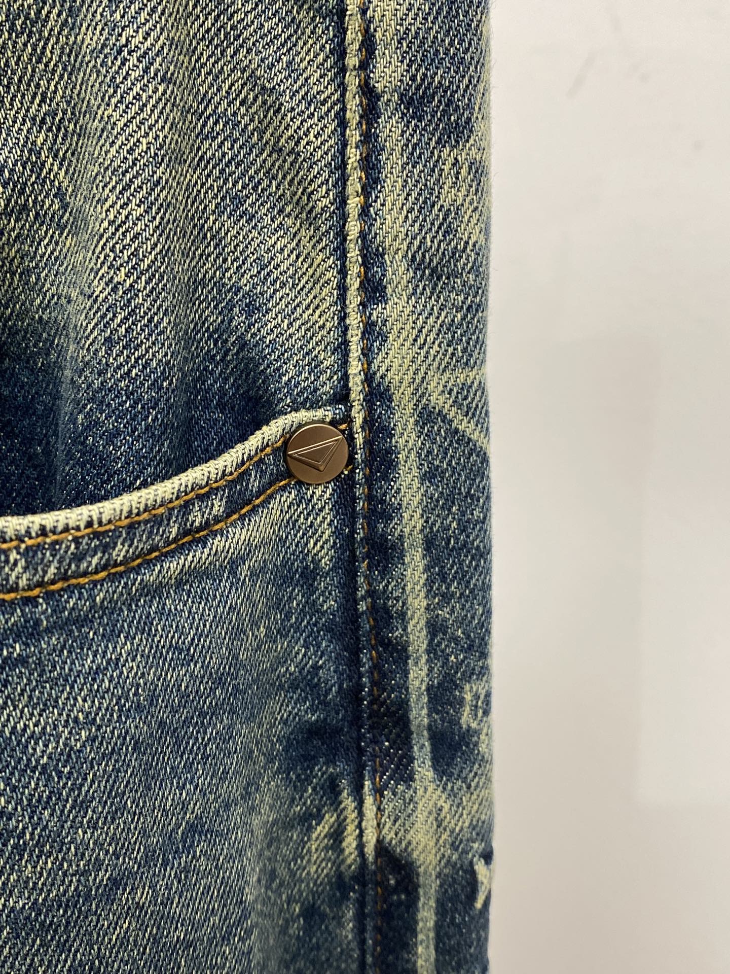 支持年后退换！ 普拉达、 2025最新品，专柜同步有售，原单狠货，水洗休闲牛仔裤，进口原版水洗弹力面料，