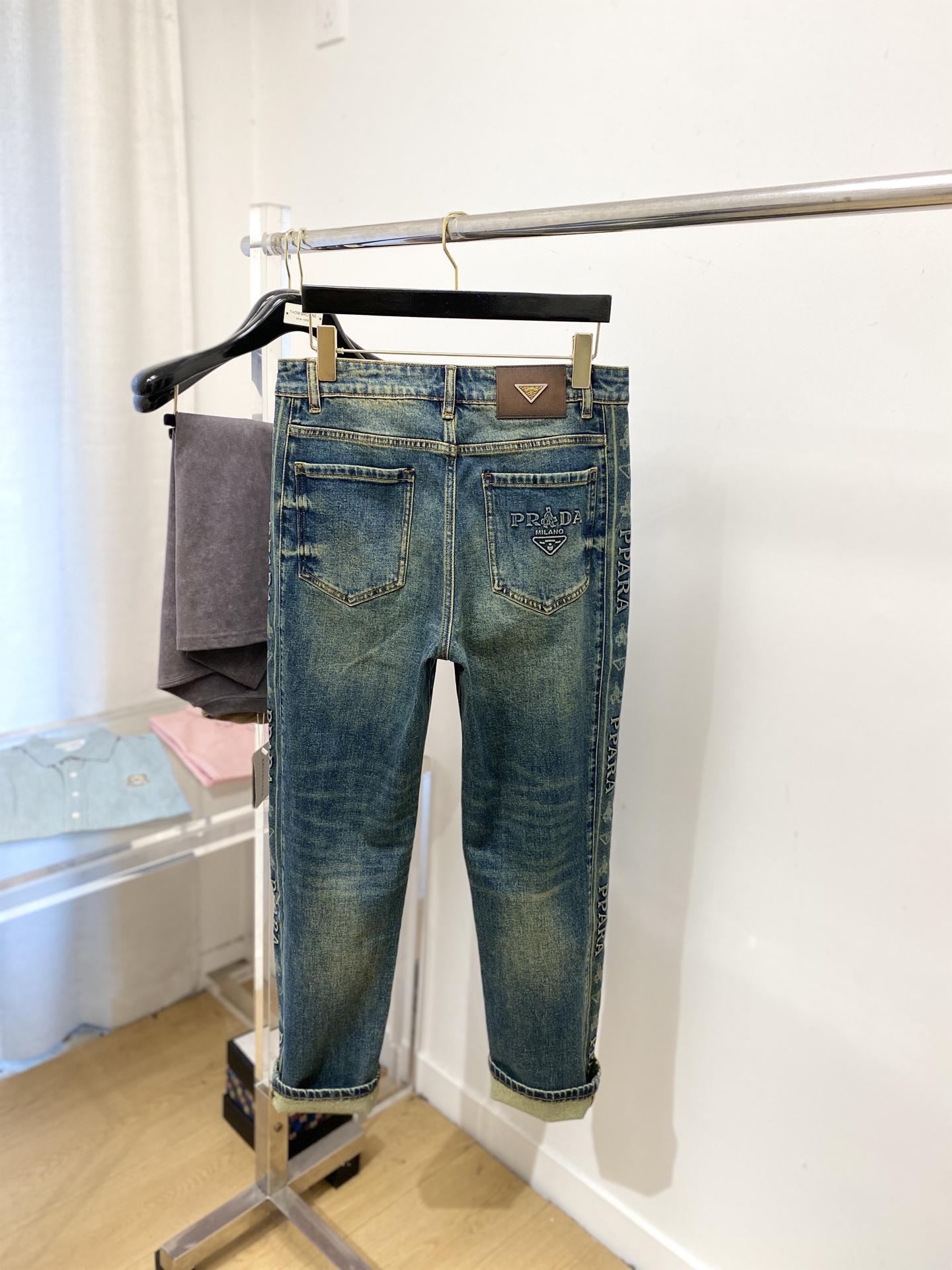 支持年后退换！ 普拉达、 2025最新品，专柜同步有售，原单狠货，水洗休闲牛仔裤，进口原版水洗弹力面料，