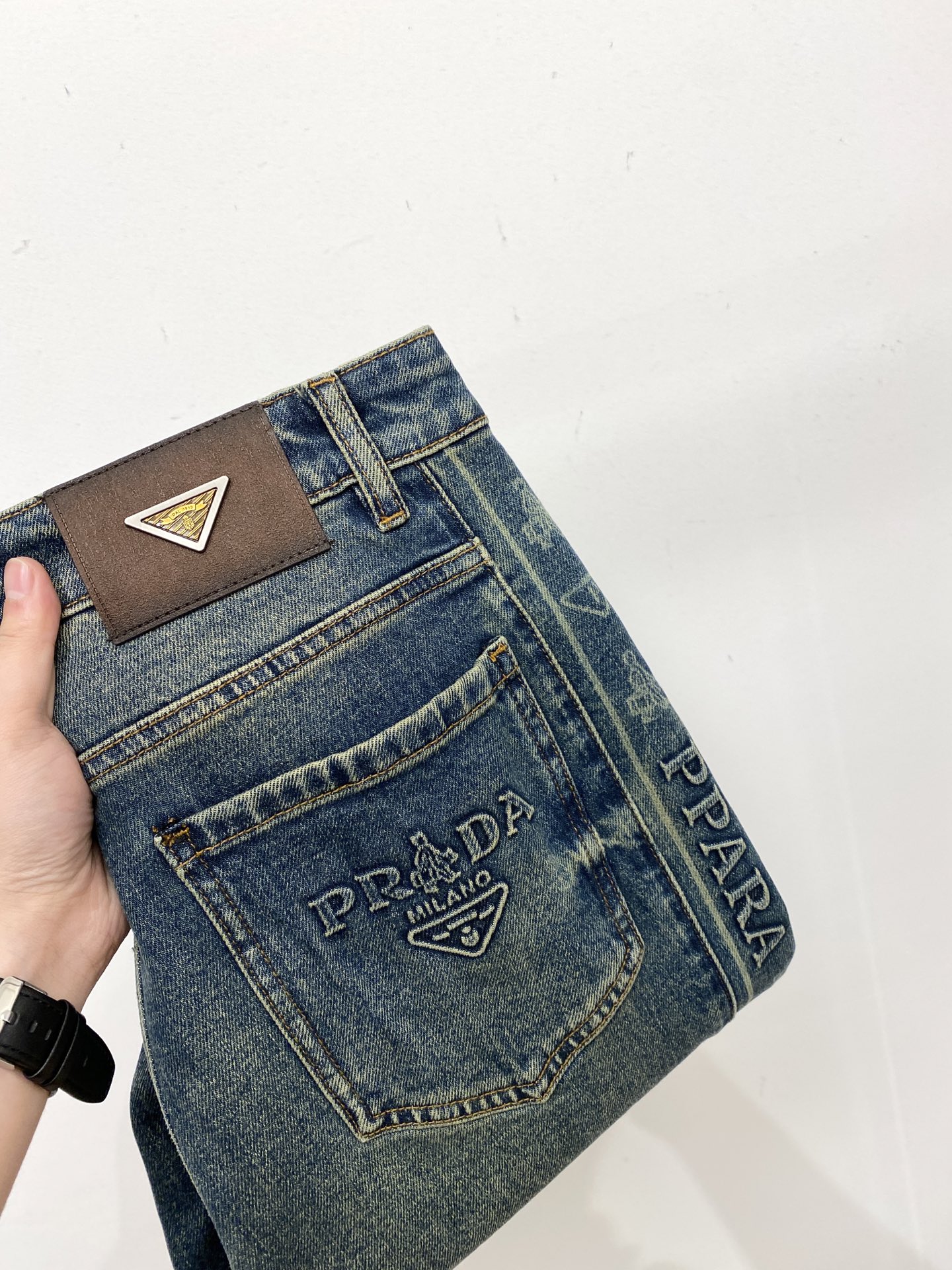 NO:601117,Prada, 2025 latest products, available at counters at the same time, original goods, washed casual jeans, imported original washed stretch fabrics, comfortable and elastic, original hardware accessories decorated with logo, super correct version, extremely high grade, counter quality, fashionable upper body, code number 29-38,, prada,jeans,alexander wang19860909普拉达、 2025最新品,专柜同步有售,原单狠货,水洗休闲牛仔裤,进口原版水洗弹力面料,舒适有弹性,原版五金辅料装饰logo,版型超正,档次极高,专柜品质,上身时尚有型,码数29-38,,prada,jeans,alexander wang,Men's clothing