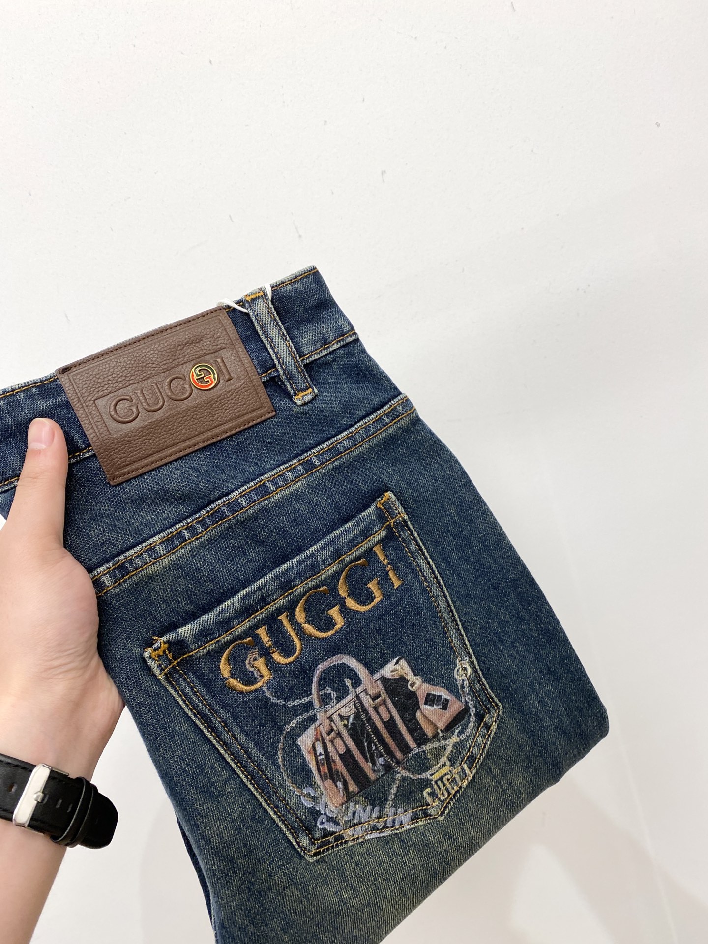 NO:601115,Gucci, 2025 latest products, available at counters simultaneously, original goods, washed casual jeans, imported original washed stretch fabrics, comfortable and elastic, original hardware accessories decorated with logo, super correct version, extremely high grade, counter quality, fashionable and stylish upper body, size 29-38, jeans, alexander wang19860909古奇、 2025最新品,专柜同步有售,原单狠货,水洗休闲牛仔裤,进口原版水洗弹力面料,舒适有弹性,原版五金辅料装饰logo,版型超正,档次极高,专柜品质,上身时尚有型,码数29-38,,jeans,alexander wang,Men's clothing