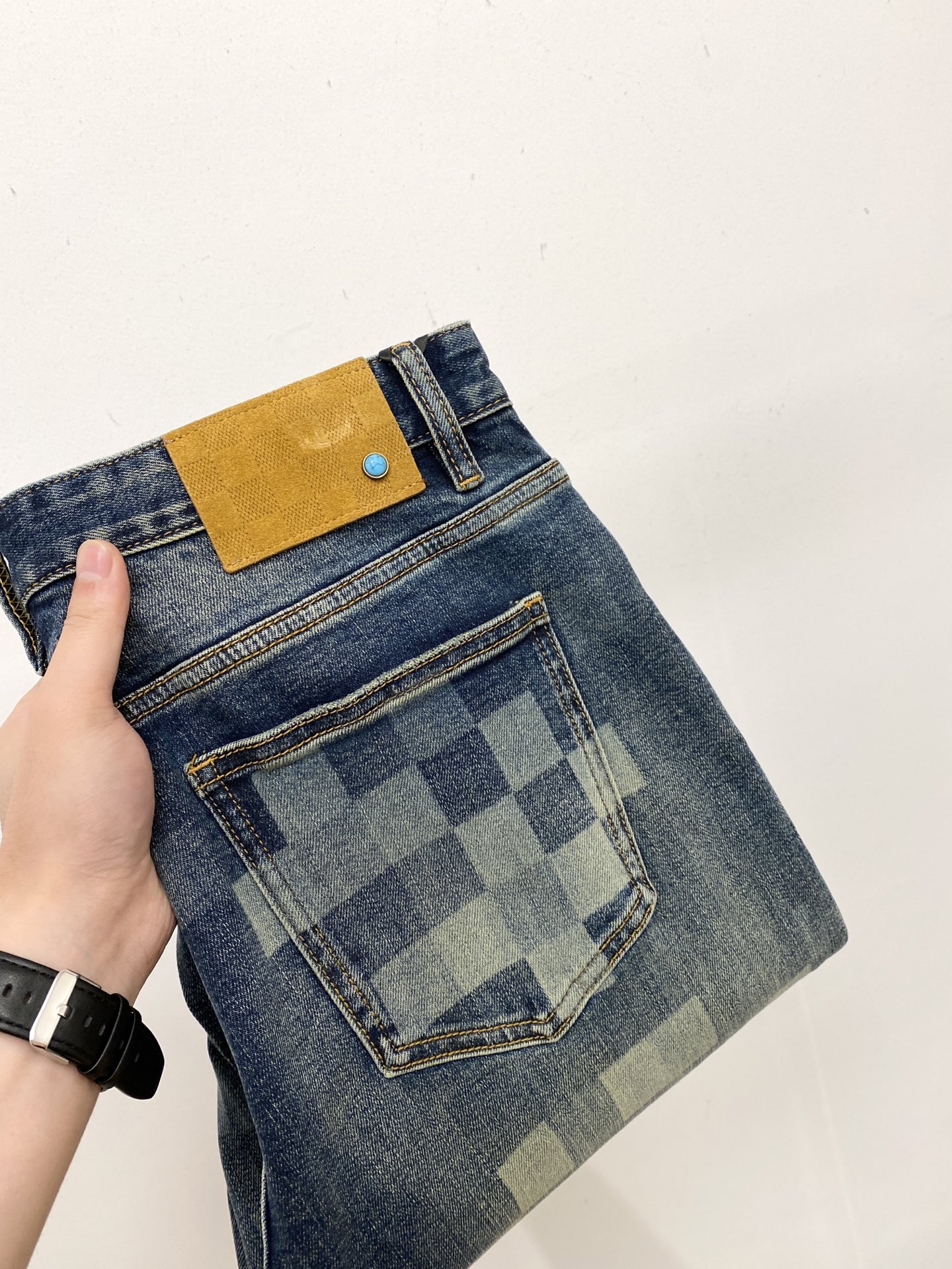 NO:601113,LV, 2025 latest products, available at counters simultaneously, original goods, washed casual jeans, imported original washed stretch fabrics, comfortable and elastic, original hardware accessories decorated with logo, super correct version, extremely high grade, counter quality, fashionable and stylish upper body, code number 29-38,, louis vuitton, jeans, alexander wang19860909LV、 2025最新品,专柜同步有售,原单狠货,水洗休闲牛仔裤,进口原版水洗弹力面料,舒适有弹性,原版五金辅料装饰logo,版型超正,档次极高,专柜品质,上身时尚有型,码数29-38,,louis vuitton,jeans,alexander wang,Men's clothing