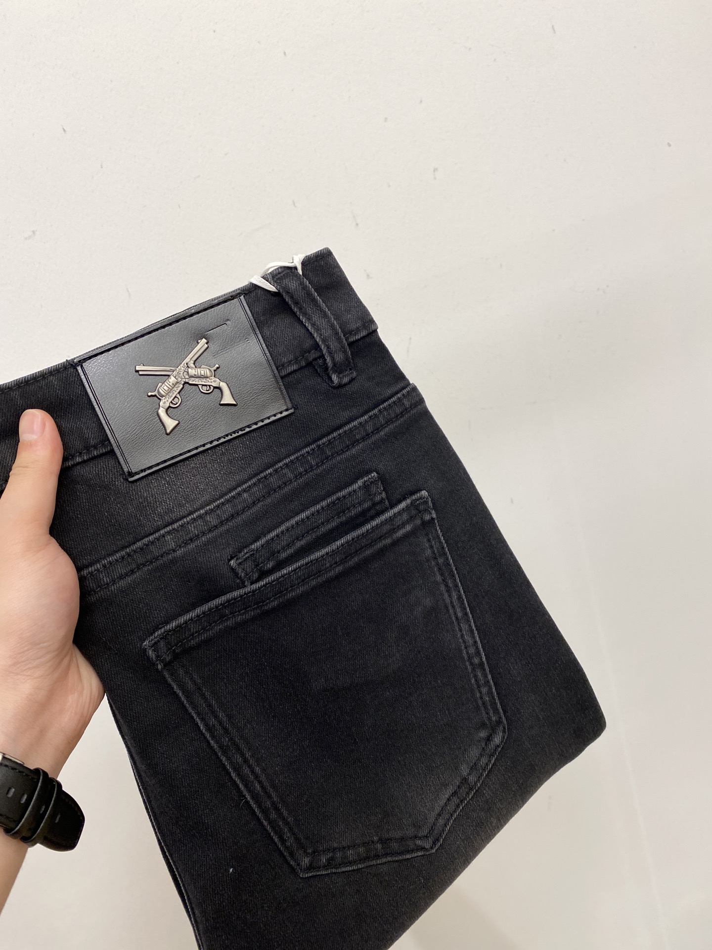 NO:601111,PP, 2025 latest products, available at the counter at the same time, original order, washed casual jeans, imported original washed stretch fabric, comfortable and elastic, original hardware accessories decorated with logo, super correct version, extremely high grade, counter quality, fashionable and stylish upper body, code number 29-38,,jeans,alexander wang19860909PP、 2025最新品,专柜同步有售,原单狠货,水洗休闲牛仔裤,进口原版水洗弹力面料,舒适有弹性,原版五金辅料装饰logo,版型超正,档次极高,专柜品质,上身时尚有型,码数29-38,,jeans,alexander wang,Men's clothing