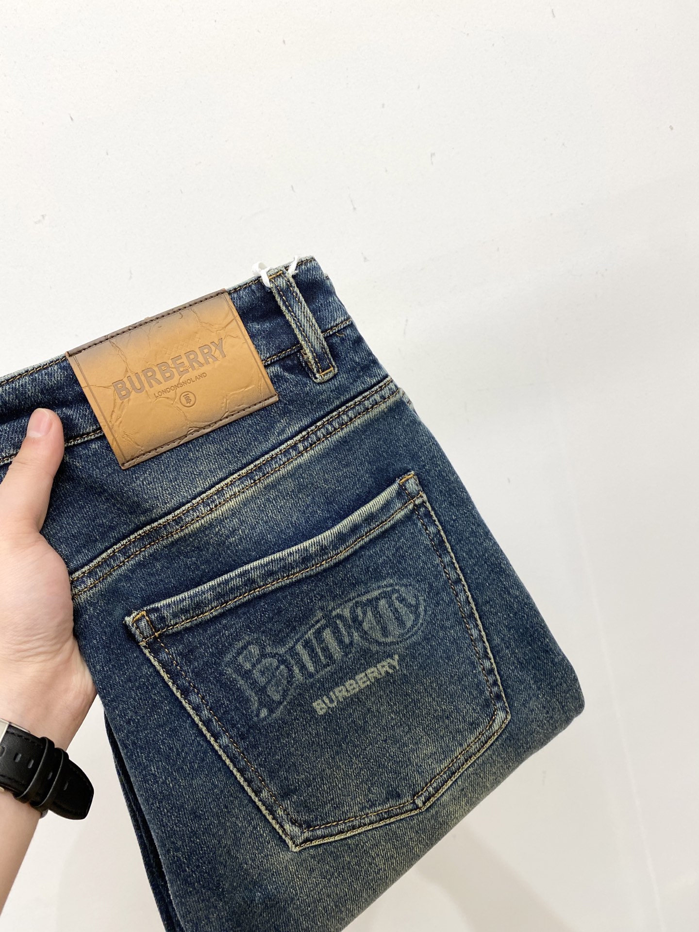 NO:601109,Burberry, 2025 latest products, available at counters simultaneously, original goods, washed casual jeans, imported original washed stretch fabrics, comfortable and elastic, original hardware accessories decorated with logo, super correct version, extremely high grade, counter quality, fashionable and stylish upper body, code number 29-38,, burberry, jeans, alexander wang19860909巴宝莉、 2025最新品,专柜同步有售,原单狠货,水洗休闲牛仔裤,进口原版水洗弹力面料,舒适有弹性,原版五金辅料装饰logo,版型超正,档次极高,专柜品质,上身时尚有型,码数29-38,,burberry,jeans,alexander wang,Men's clothing