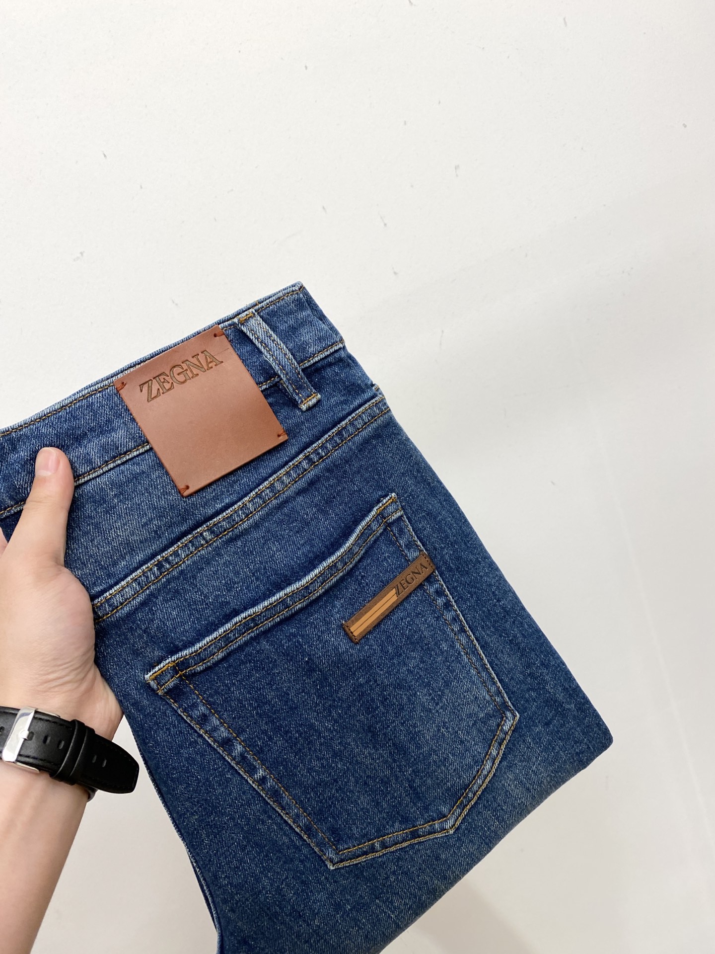 NO:601124,Zegna, 2025 latest products, available at counters at the same time, original goods, washed casual jeans, imported original washed stretch fabrics, comfortable and elastic, original hardware accessories decorated with logo, super correct version, extremely high grade, counter quality, fashionable upper body, code number 29-38,,zegna,jeans,alexander wang19860909杰尼亚、 2025最新品,专柜同步有售,原单狠货,水洗休闲牛仔裤,进口原版水洗弹力面料,舒适有弹性,原版五金辅料装饰logo,版型超正,档次极高,专柜品质,上身时尚有型,码数29-38,,zegna,jeans,alexander wang,Men's clothing