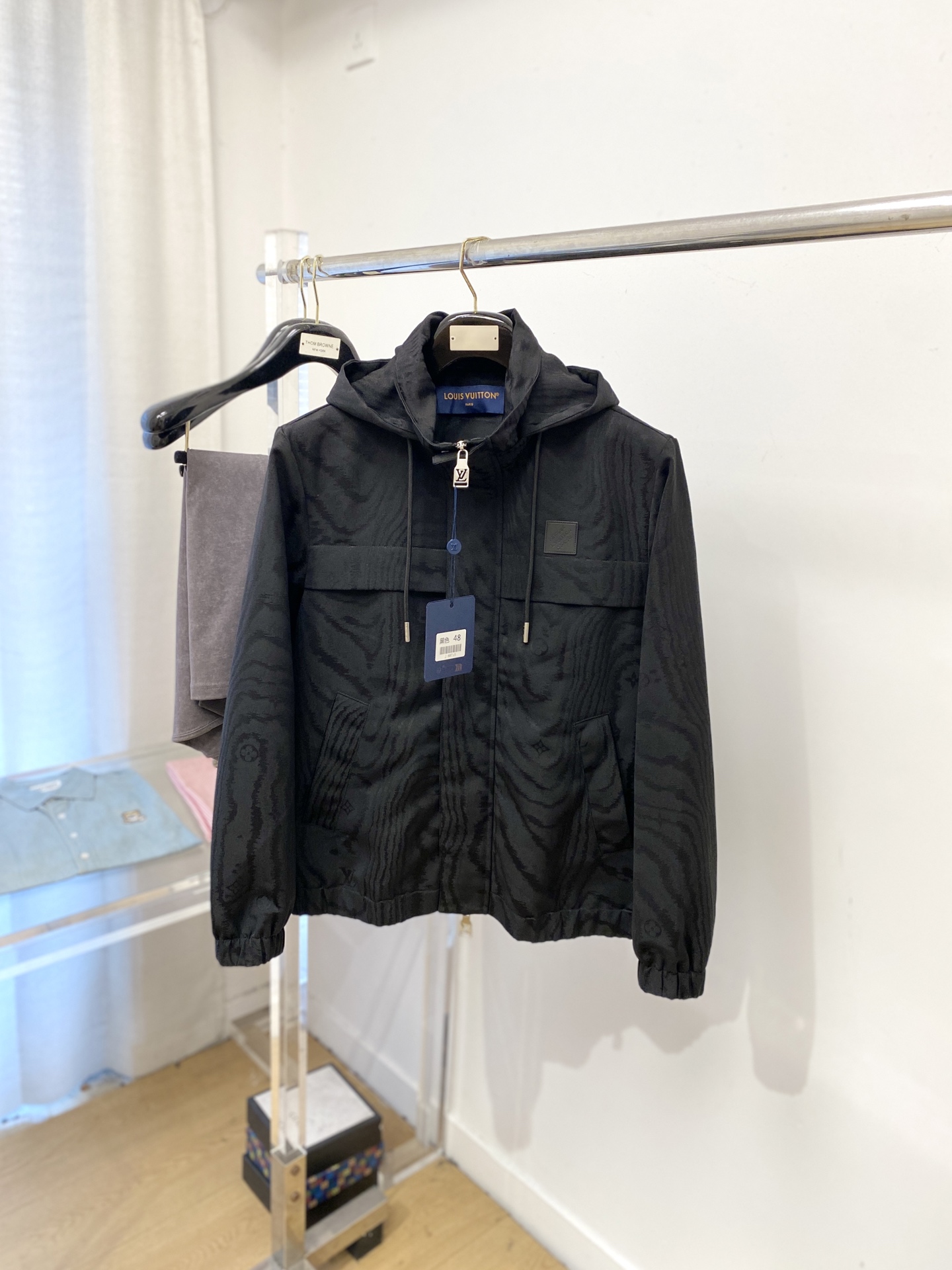 NO:597745,Louis Vuitton, 2025 new jacket, fashionable and handsome, simple and versatile, with letter logo embroidered on the chest, customized original fabric, not only stiff and keeping the trendy silhouette, but also comfortable to wear, the yarn is more delicate, size M-3XL,, louis vuitton, jackets & coats, jackets & coats, alexander wang19860909路易威登、2025新品夹克外套,时尚帅气,简约百搭款,胸前刺绣装饰字母logo,定制原版面料,不仅挺括,保持潮流的廓形,又穿着舒适,纱织更细腻,码数M-3XL,,louis vuitton,jackets & coats,jackets & coats,alexander wang,Men's clothing