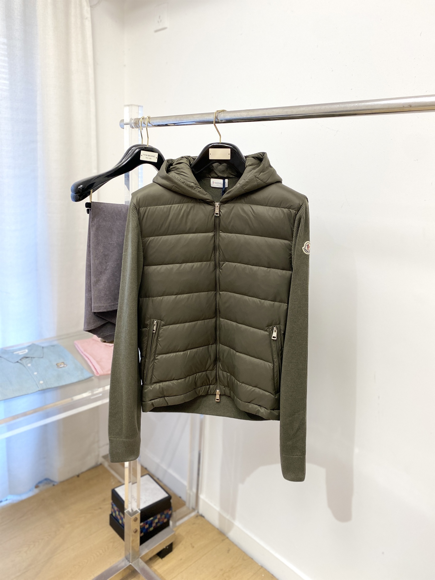 NO:654135,Covered mouth, the latest 2025 men's lightweight knitted down jacket, the fabric is soft and comfortable.  The upper body shape is awesome.  zipper.  The accessories are all custom-supplied and imported fabrics, which are light and comfortable, warm and stylish, simple and elegant!  Lightweight and warm, the best choice to keep out the cold in autumn and winter. Sizes 0-4,,Moncler,jackets & coats,jackets & coats,down jacket,alexander wang19860909蒙口、2025最新款男士轻薄针织羽绒夹克外套、面料柔软舒适 ．上身版型超赞 ．拉链．辅料都是客供 、进口面料,轻便舒适,保暖有型、简单大方款式！轻便保暖、秋冬御寒的最佳选择 码数0-4码,,Moncler,jackets & coats,jackets & coats,down jacket,alexander wang,Men's clothing