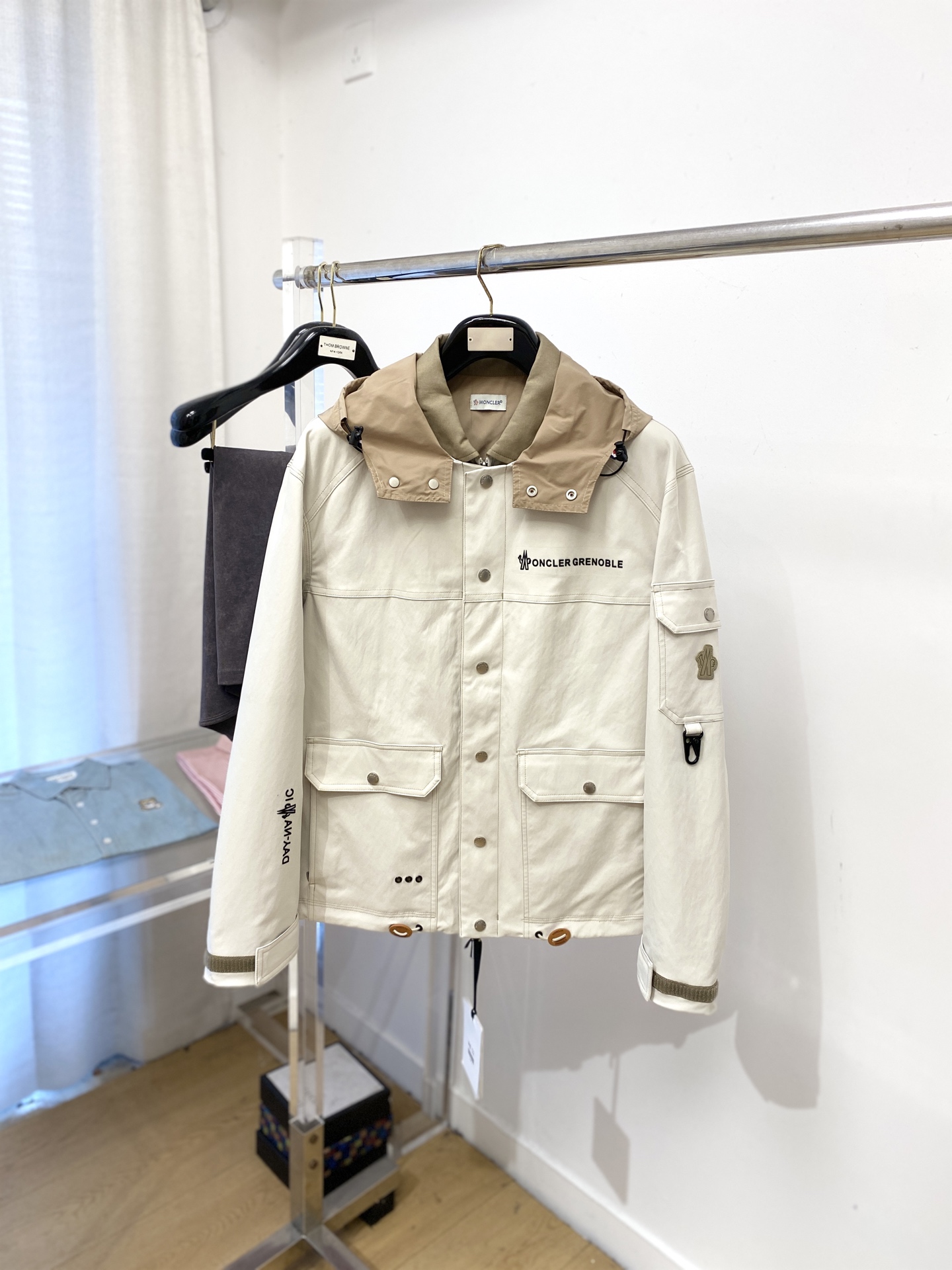 NO:597771,Moncler, 2025 new jacket, fashionable and handsome, simple and versatile, top-notch printed letter logo on the chest, customized original fabric, not only crisp and trendy silhouette, but also comfortable to wear, more delicate yarn weaving, size M-3XL,,Moncler,jackets & coats,jackets & coats,alexander wang19860909蒙口、2025新品夹克外套,时尚帅气,简约百搭款,胸前顶级印胶字母图案logo,定制原版面料,不仅挺括,保持潮流的廓形,又穿着舒适,纱织更细腻,码数M-3XL,,Moncler,jackets & coats,jackets & coats,alexander wang,Men's clothing