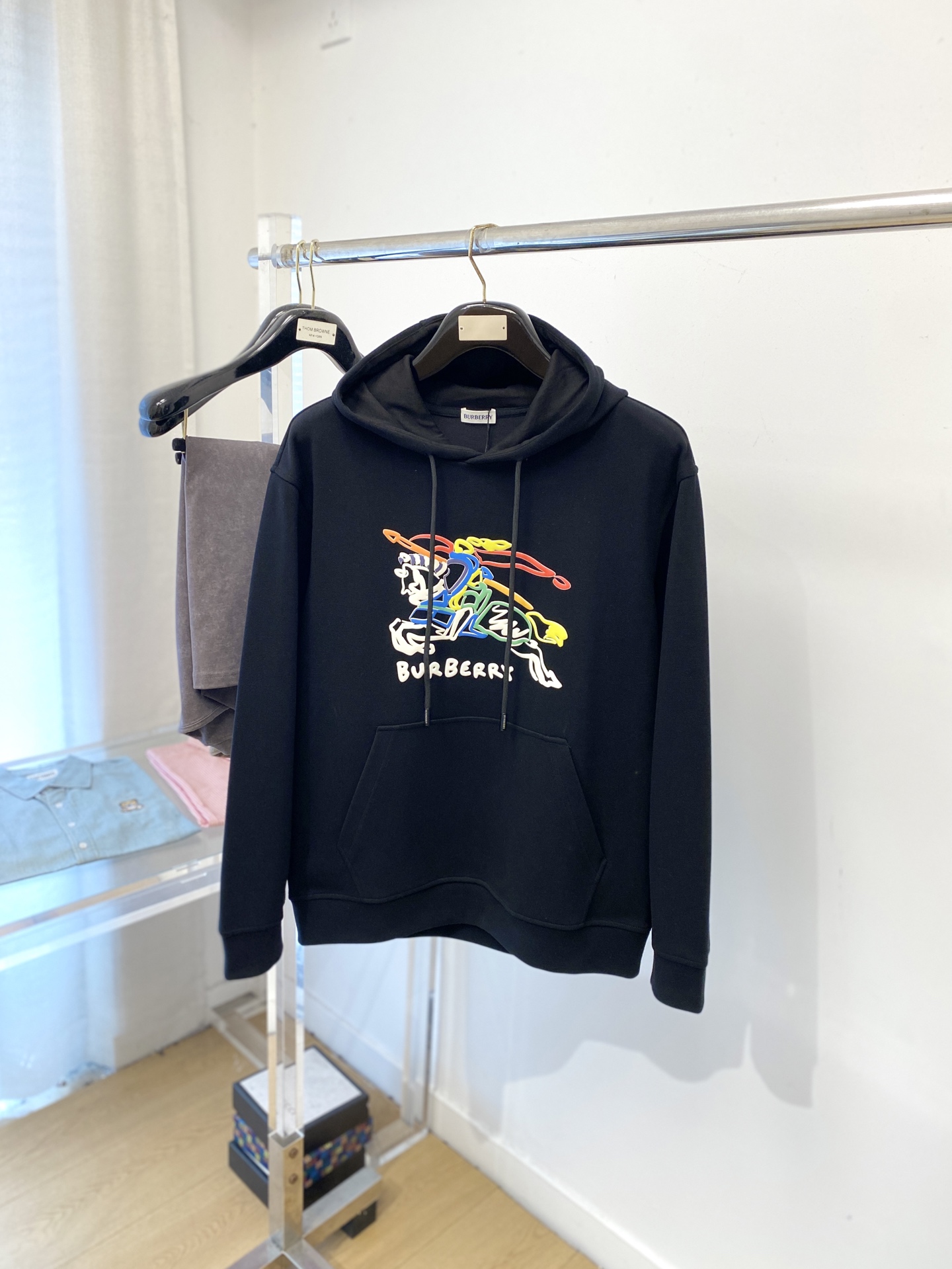 NO:597765,Burberry, 2025 new sweatshirt, handsome and fashionable, top-notch direct-printed letter pattern logo on the chest, simple and versatile. The fabric cotton is not only crisp and maintains the trendy silhouette, but also comfortable to wear, and the yarn is more delicate. The size is M-3XL,, burberry, hoodie, sweatshirts, alexander wang19860909巴宝莉、2025新品卫衣,帅气时尚,胸前顶级直喷字母图案logo,简约百搭款.面料棉 不仅挺括,保持潮流的廓形,又穿着舒适,纱织更细腻,码数M-3XL,,burberry,hoodie,sweatshirts,alexander wang,Men's clothing