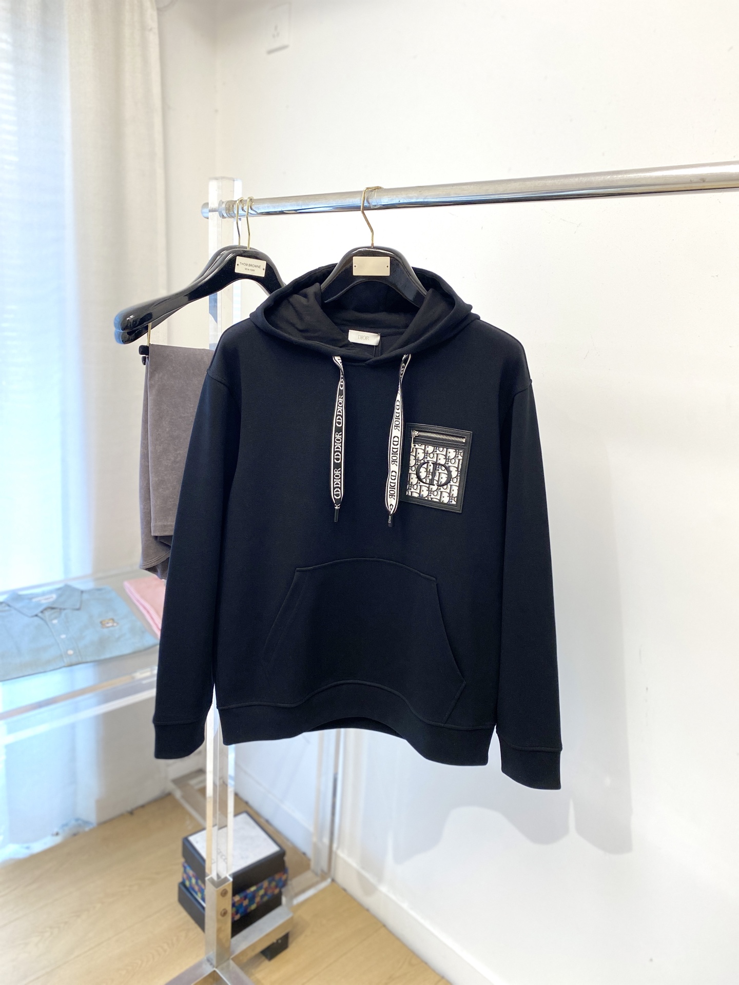 NO:606663,Dior, 2025 new sweatshirt, handsome and fashionable, with exquisite embroidered letter logo on the chest, simple and versatile. The fabric cotton is not only crisp and maintains the trendy silhouette, but also comfortable to wear, and the yarn is more delicate. Size M-3XL, dior, hoodie, sweatshirts, alexander wang19860909迪奥、2025新品卫衣,帅气时尚,胸前精致刺绣字母logo,简约百搭款.面料棉 不仅挺括,保持潮流的廓形,又穿着舒适,纱织更细腻,码数M-3XL,,dior,hoodie,sweatshirts,alexander wang,Men's clothing