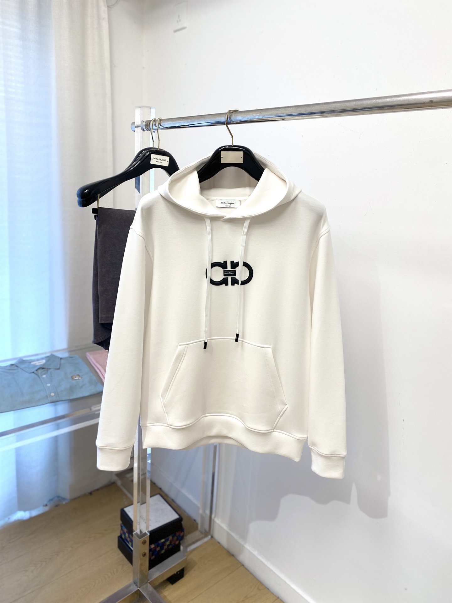 NO:606668,Ferragamo, 2025 new sweatshirt, handsome and fashionable, with exquisite embroidered decorative pattern logo on the chest, simple and versatile. The fabric cotton is not only crisp and maintains the trendy silhouette, but also comfortable to wear, and the yarn is more delicate. Size M-3XL,,ferragamo,hoodie,sweatshirts,alexander wang19860909菲拉格慕、2025新品卫衣,帅气时尚,胸前精致刺绣装饰图案logo,简约百搭款.面料棉 不仅挺括,保持潮流的廓形,又穿着舒适,纱织更细腻,码数M-3XL,,ferragamo,hoodie,sweatshirts,alexander wang,Men's clothing