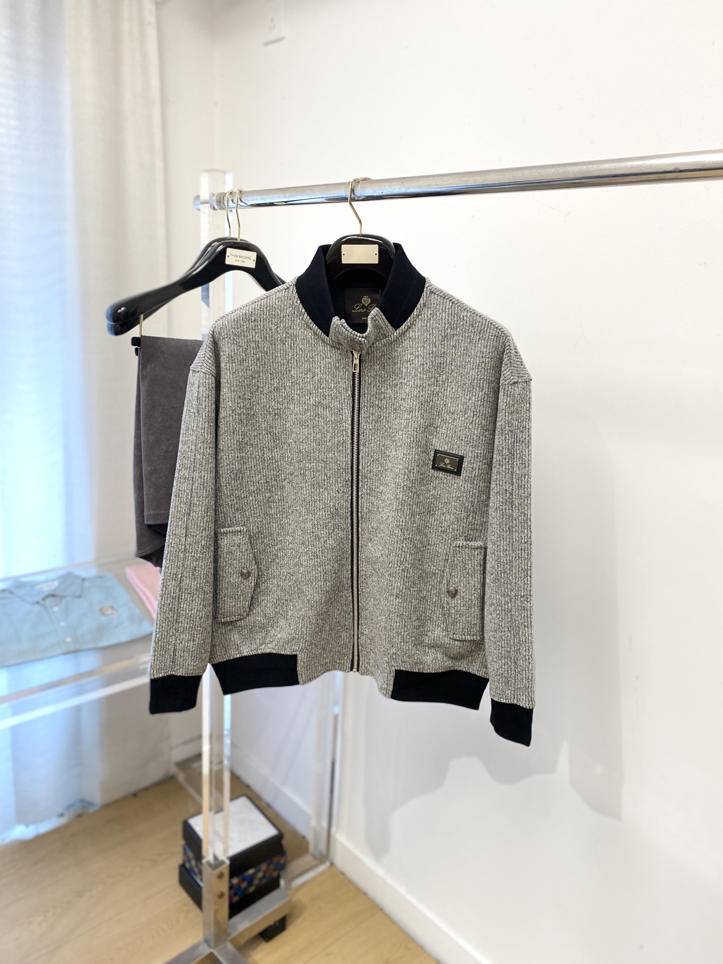 NO:606672,LP, 2025 new jacket, fashionable and handsome, simple and versatile style, hardware decoration pattern letter logo on the chest, customized original fabric, not only crisp and trendy silhouette, but also comfortable to wear, more delicate yarn weaving, size M-3XL,,loro piana,jackets & coats,jackets & coats,alexander wang19860909LP、2025新品夹克外套,时尚帅气,简约百搭款,胸前五金装饰图案字母logo,定制原版面料,不仅挺括,保持潮流的廓形,又穿着舒适,纱织更细腻,码数M-3XL,,loro piana,jackets & coats,jackets & coats,alexander wang,Men's clothing